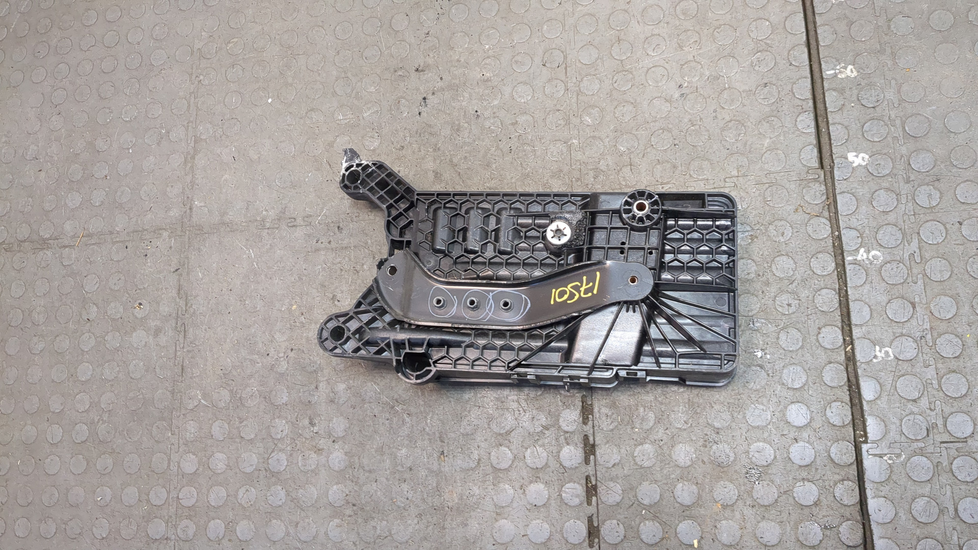 Площадка под аккумулятор (АКБ)