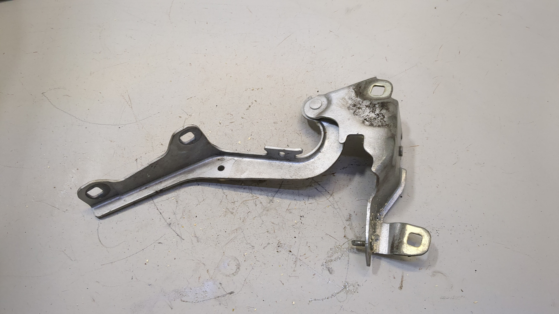 Петля капота правая