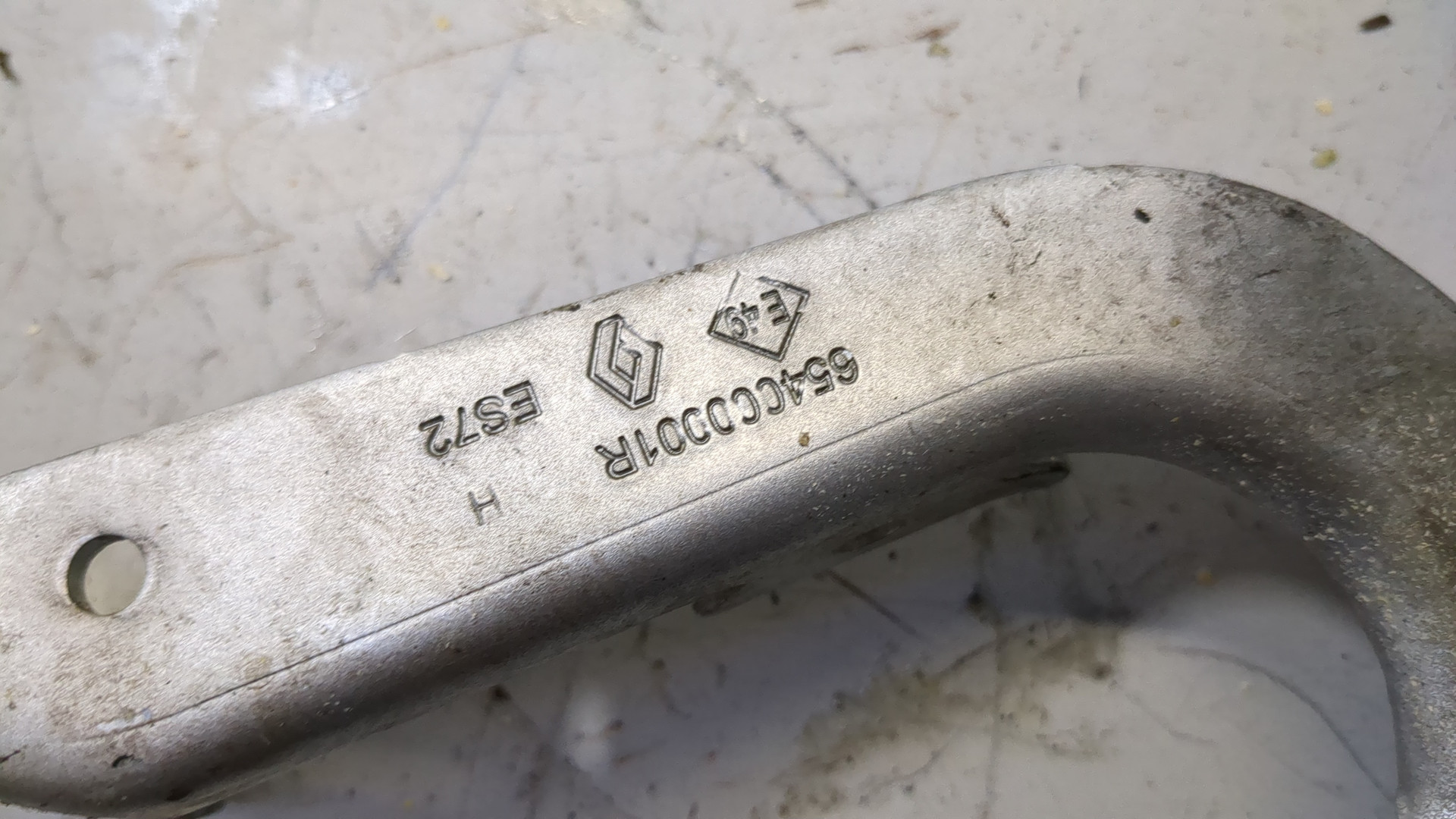 Петля капота правая