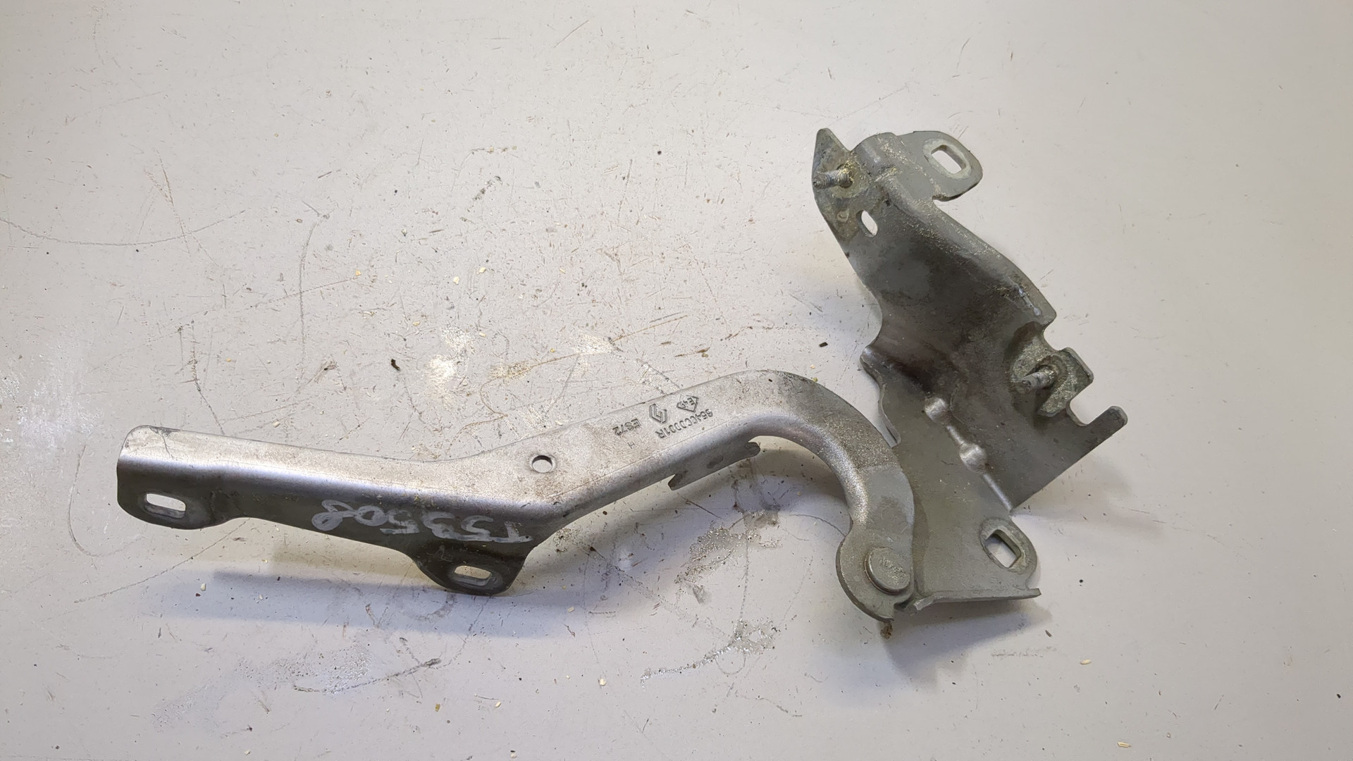 Петля капота правая