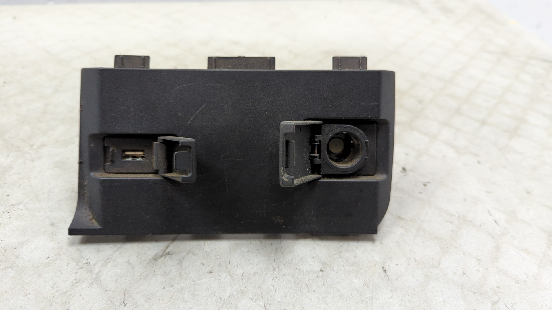Гнездо AUX / USB IN