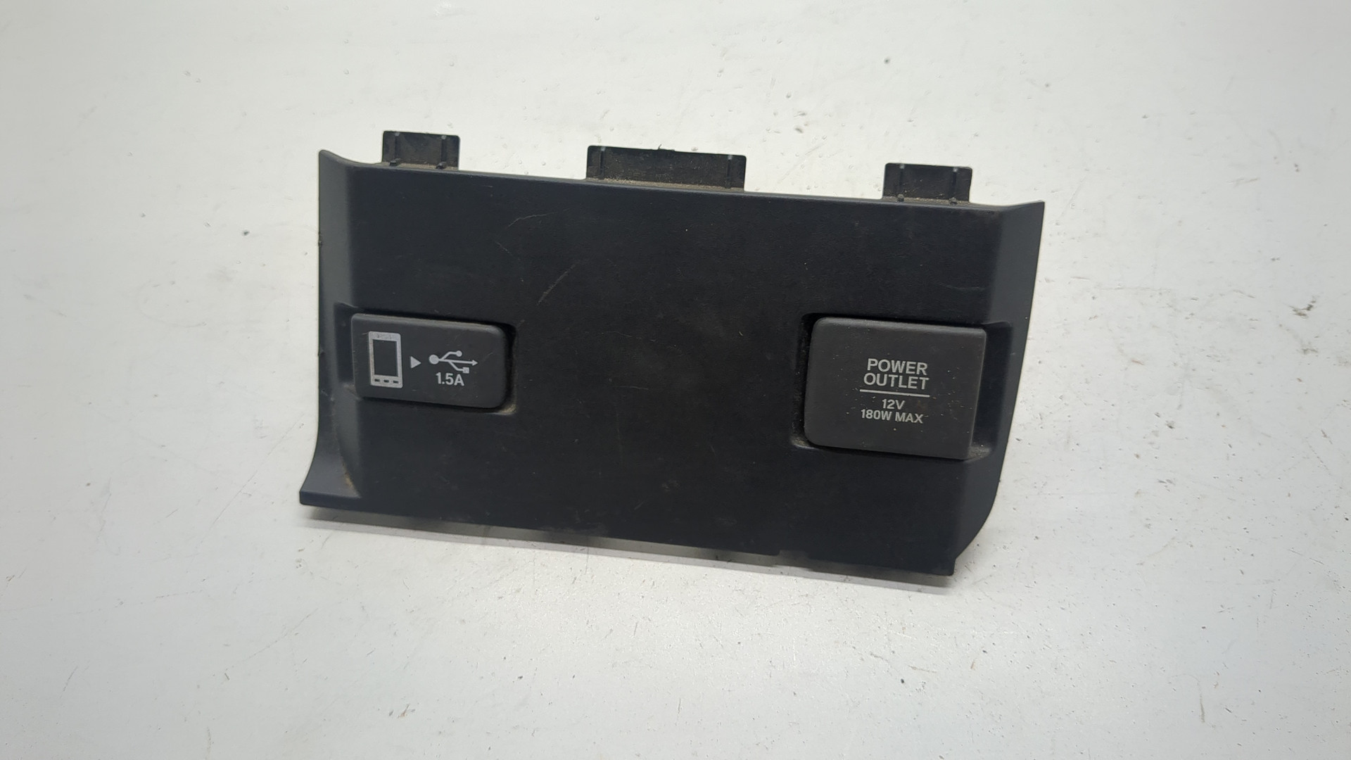 Гнездо AUX / USB IN