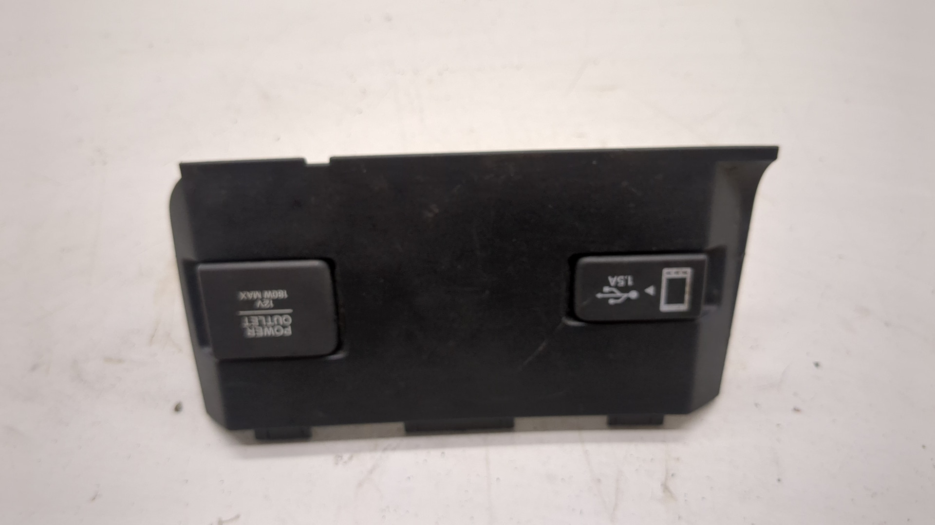 Гнездо AUX / USB IN