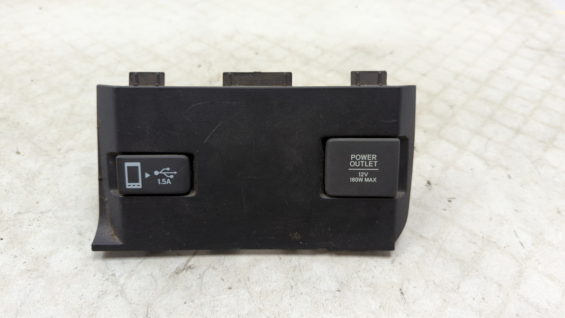 Гнездо AUX / USB IN