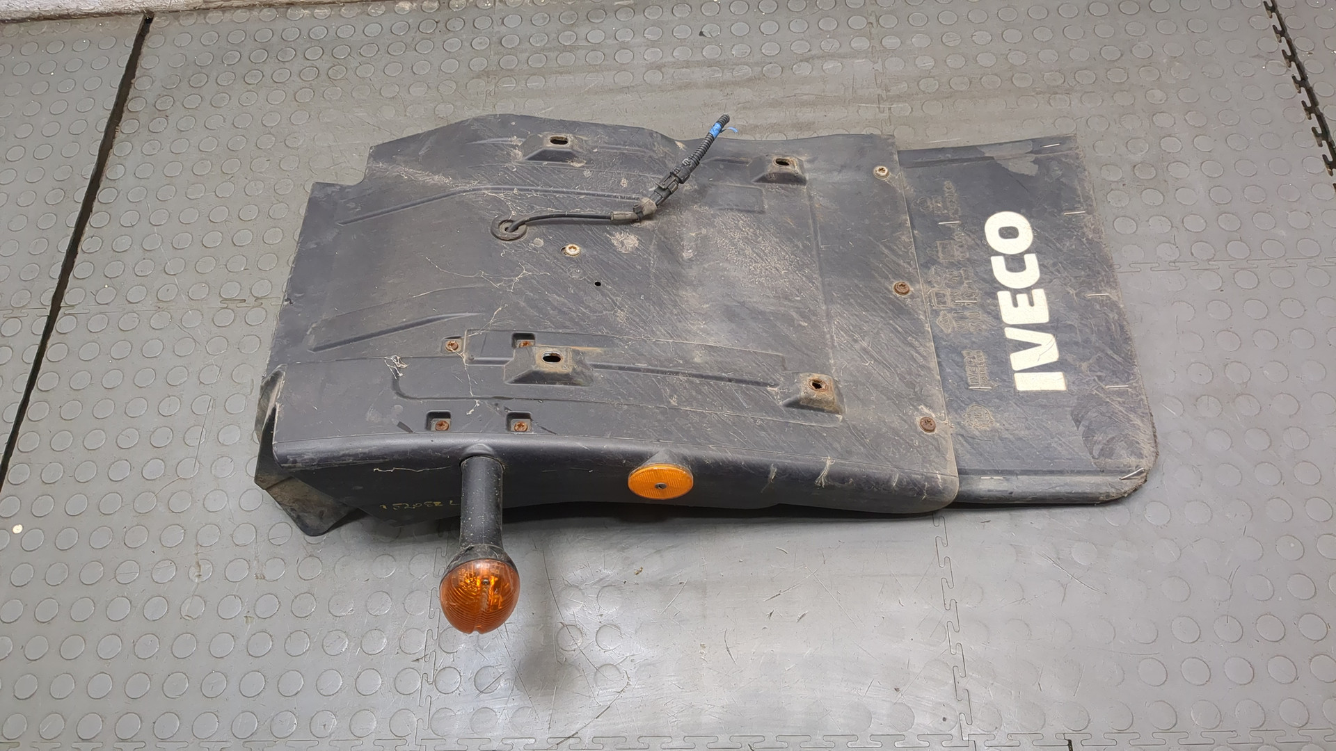 Крыло переднее левое