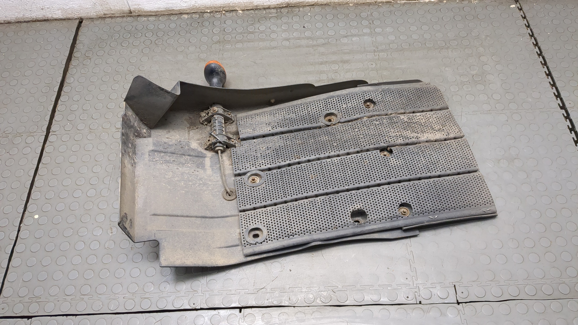 Крыло переднее левое