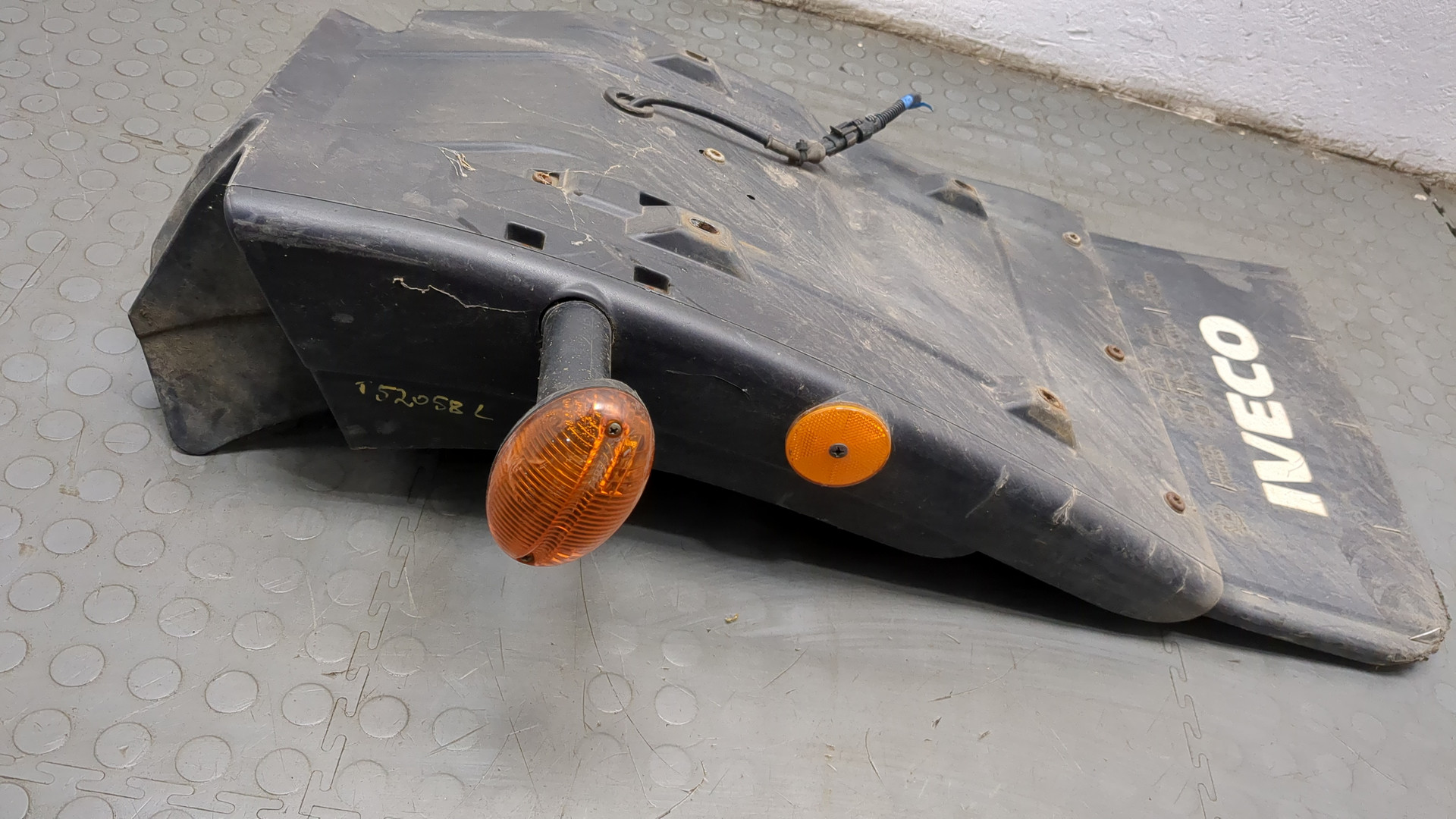 Крыло переднее левое