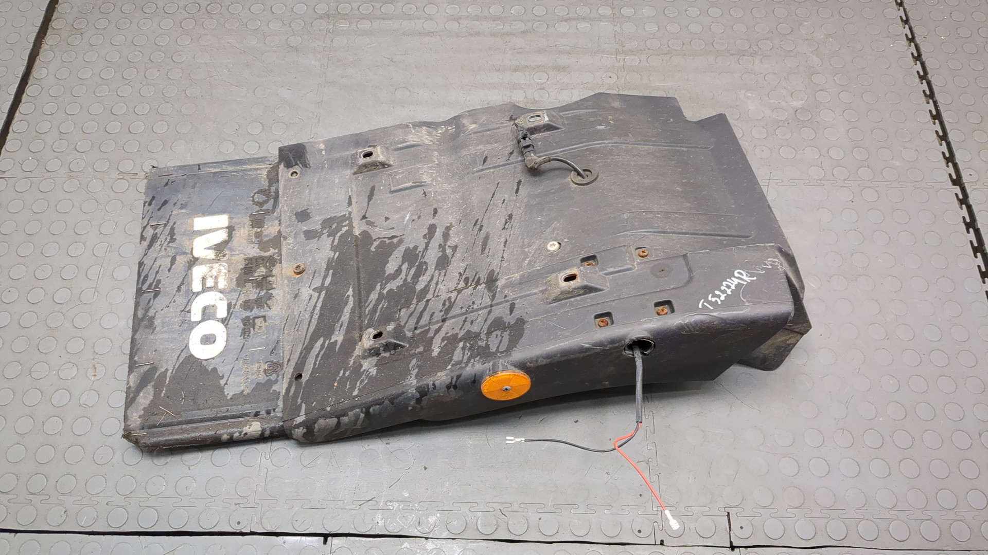 Крыло переднее правое