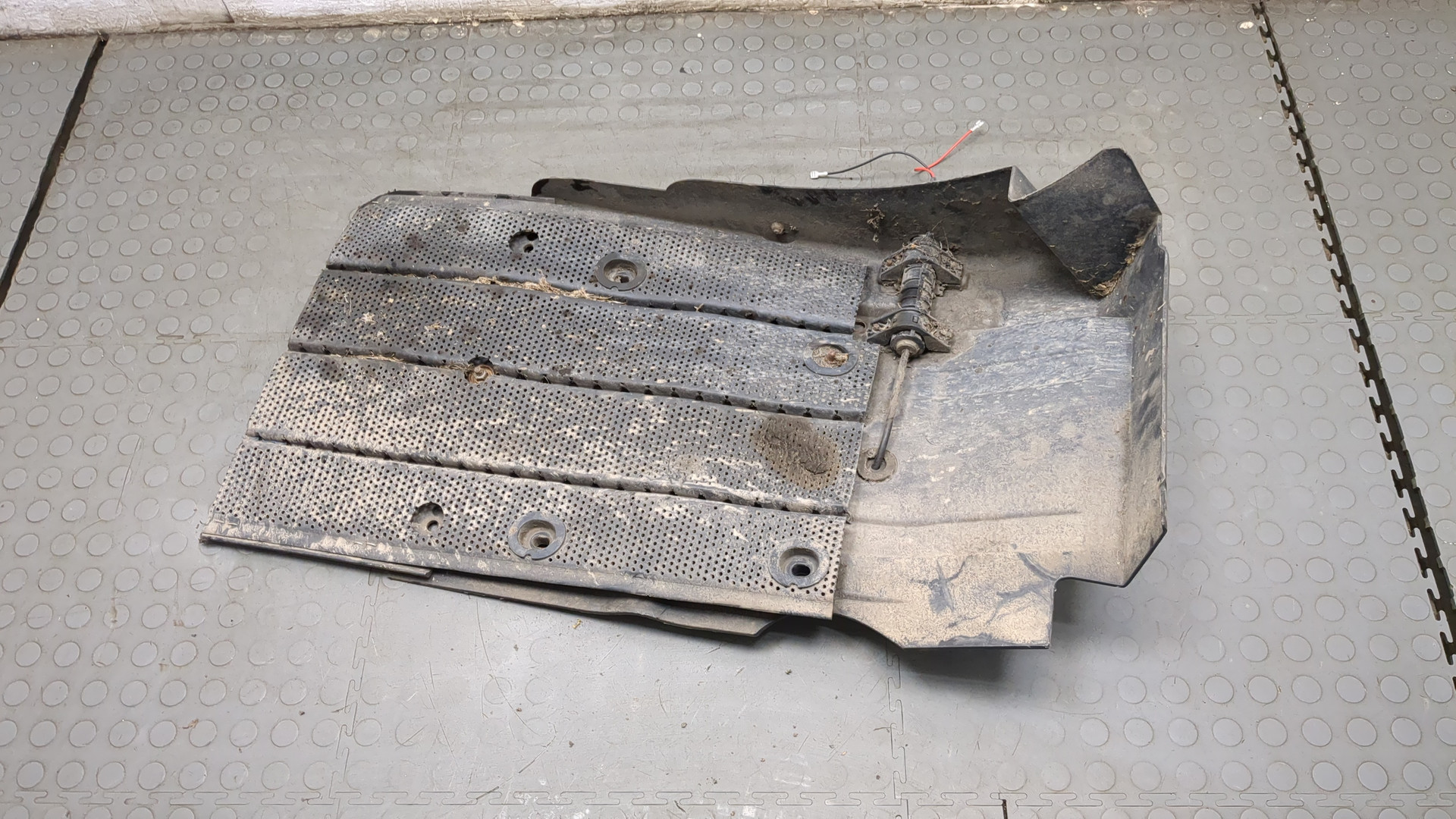 Крыло переднее правое