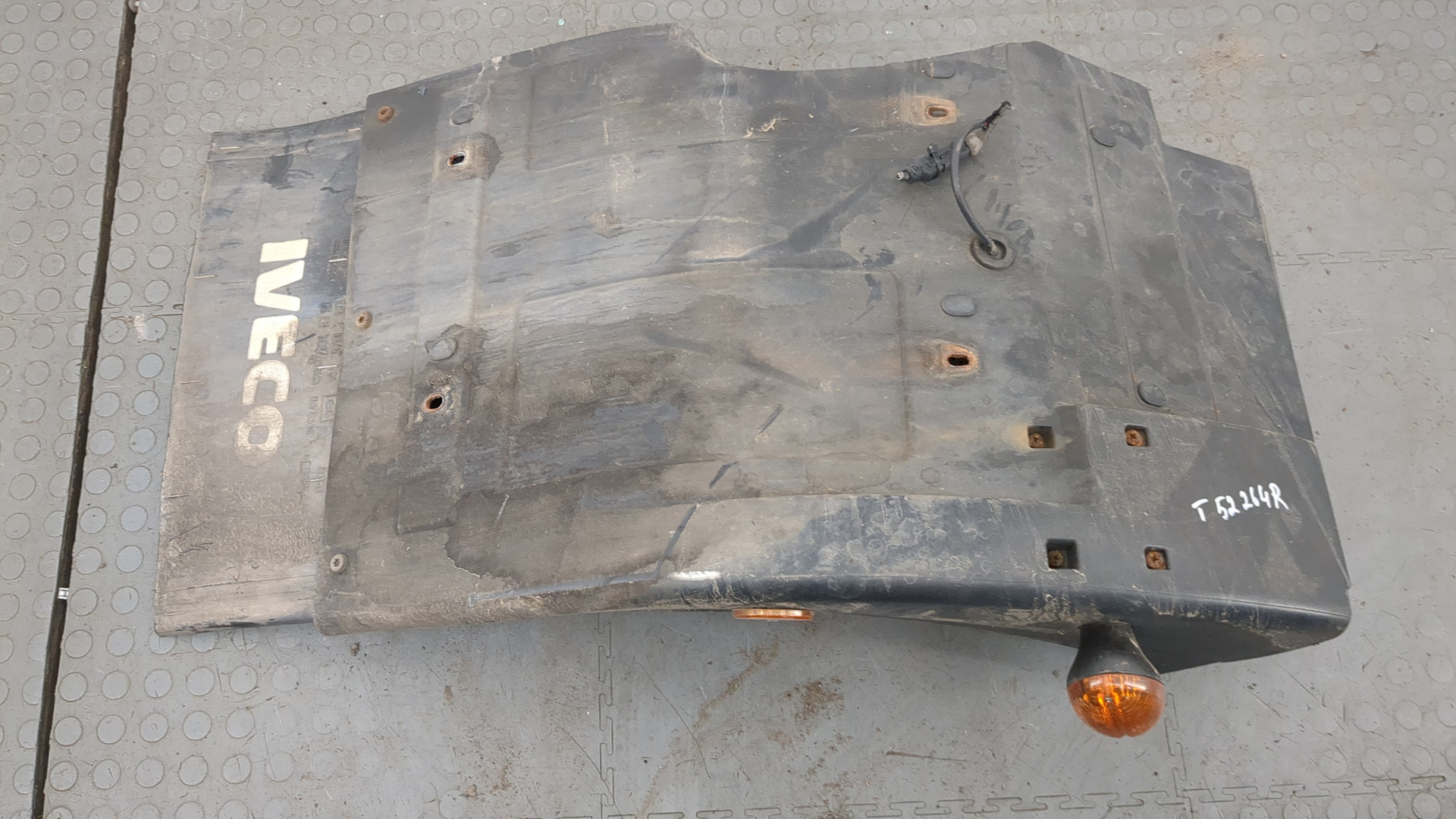 Крыло переднее правое