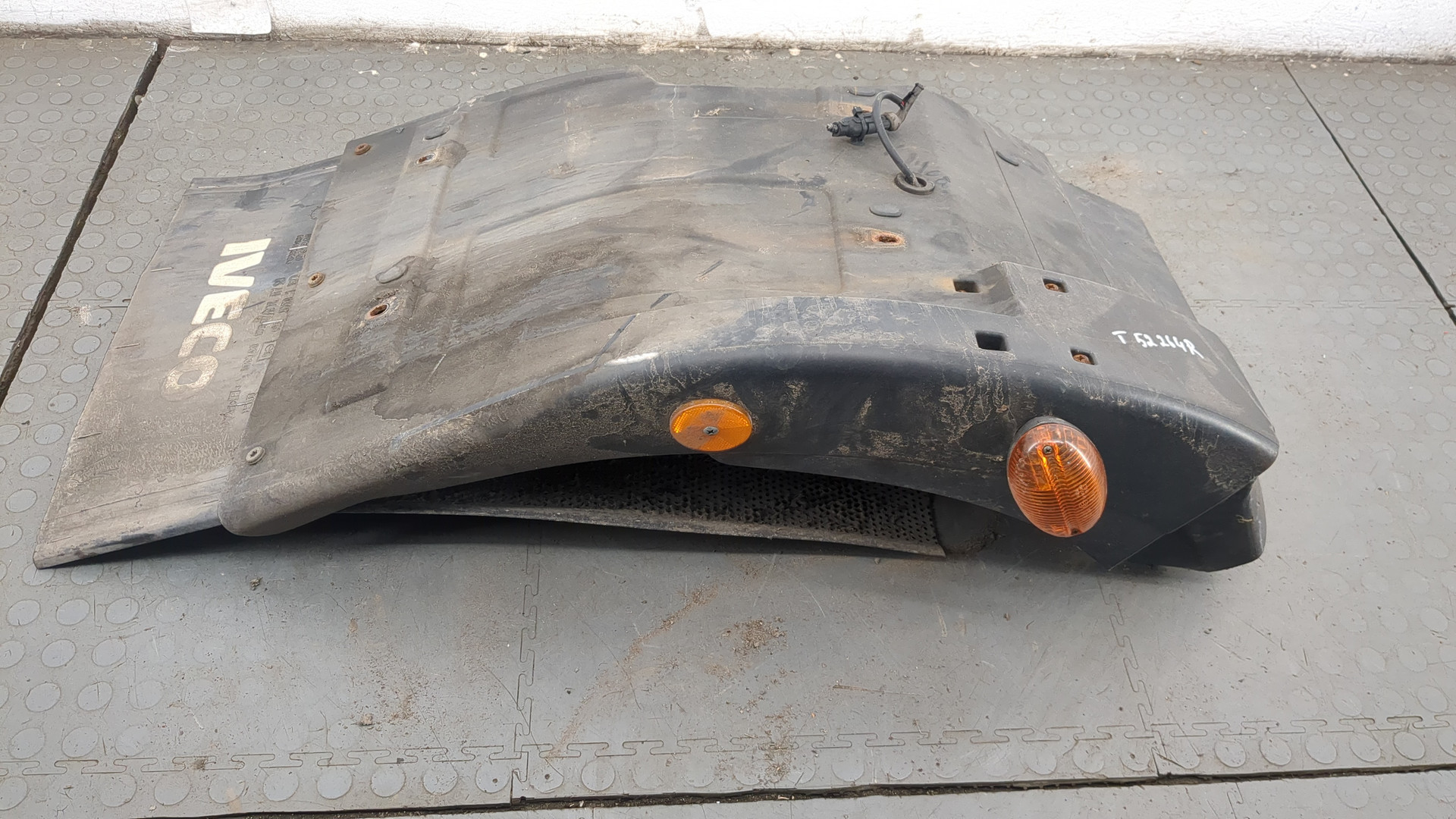 Крыло переднее правое