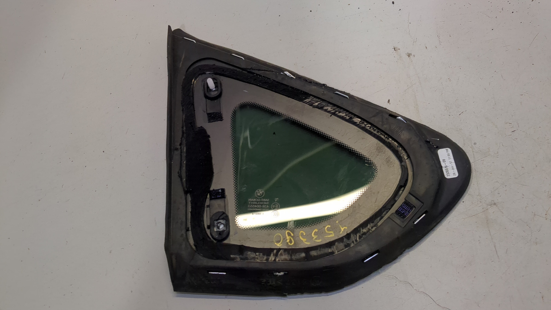 Стекло кузовное глухое правое