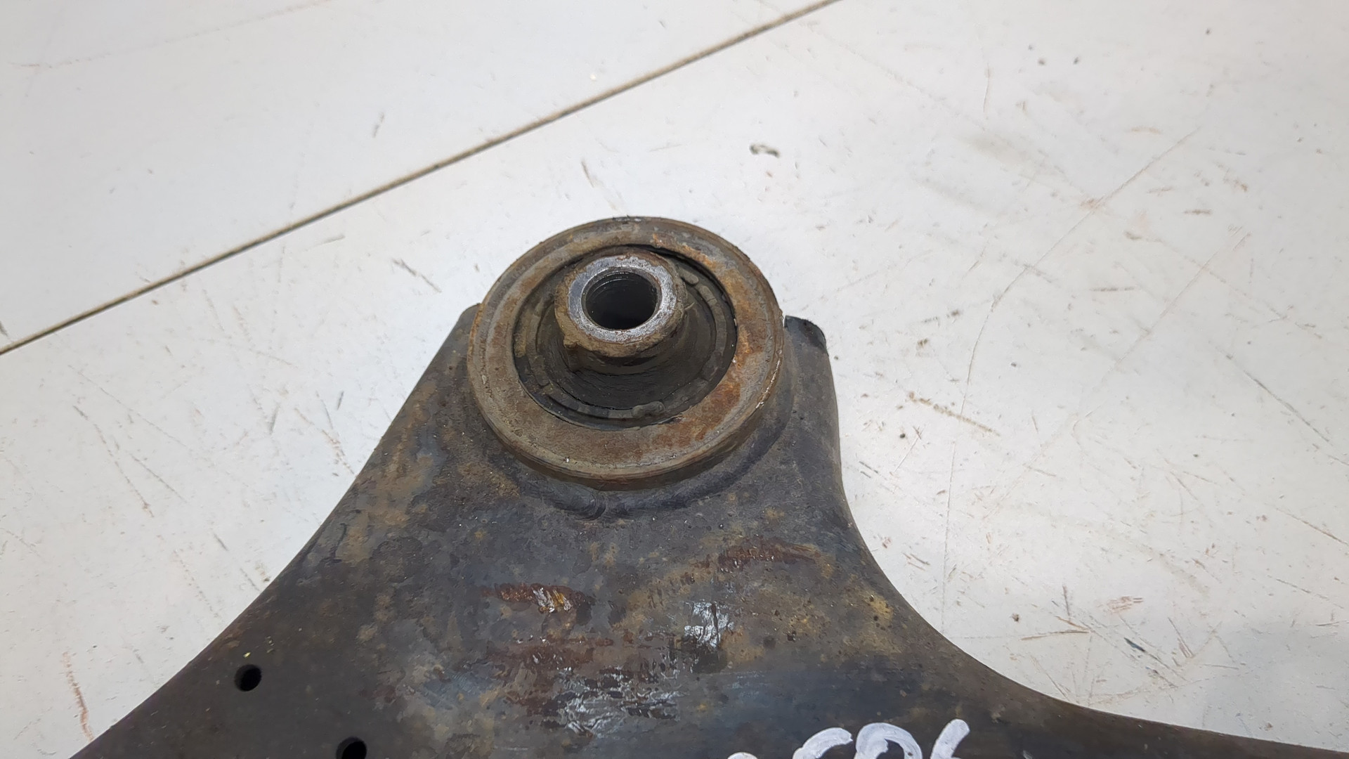 Рычаг передний левый