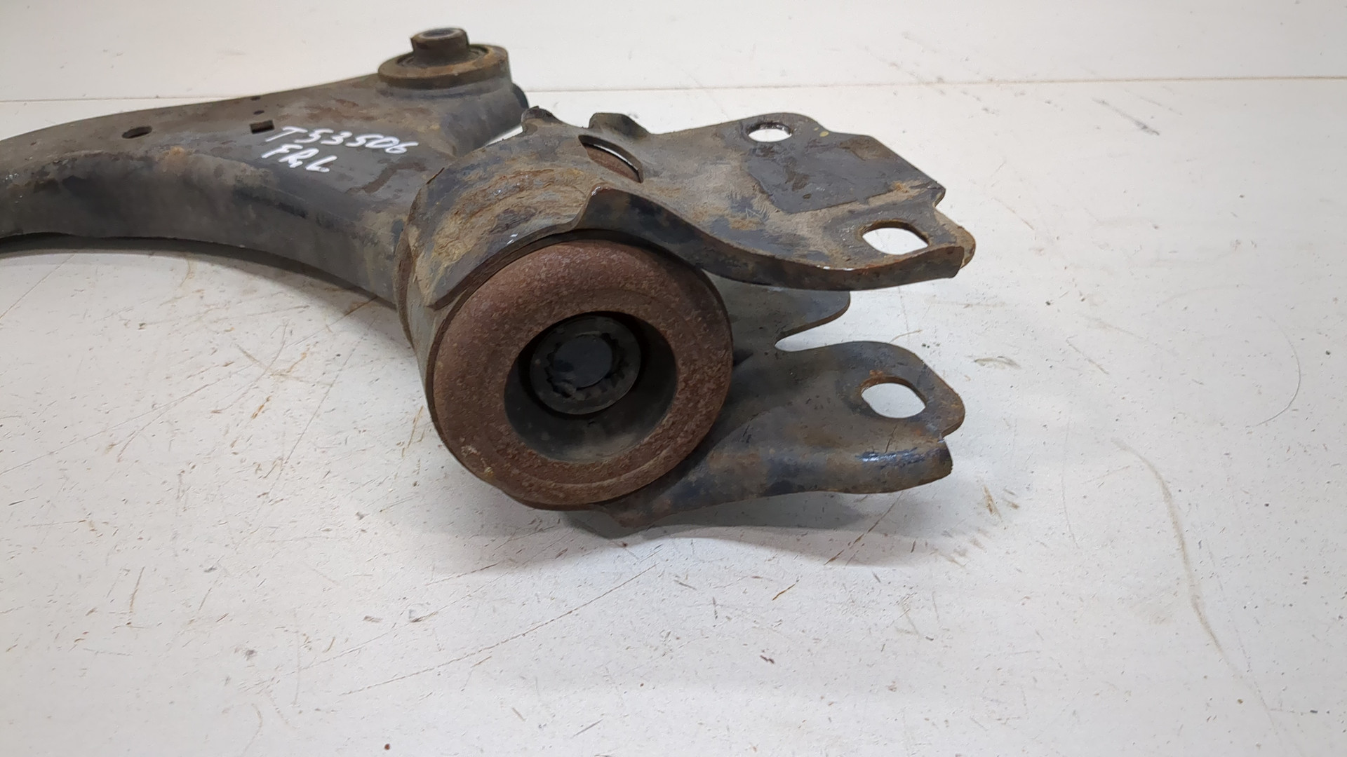 Рычаг передний левый