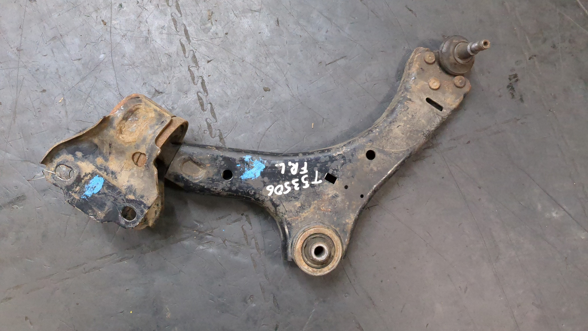 Рычаг передний левый