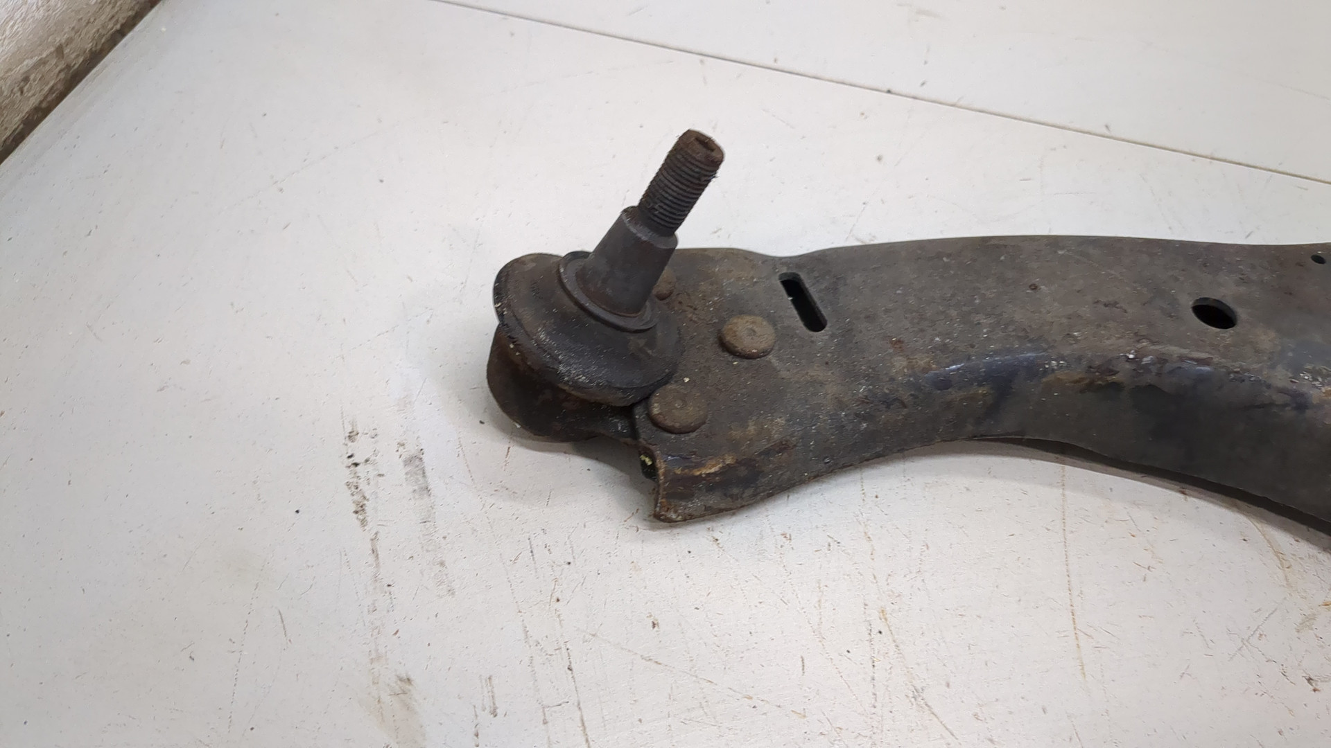 Рычаг передний левый