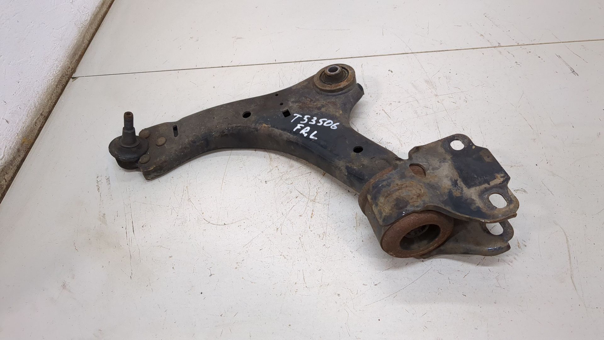 Рычаг передний левый