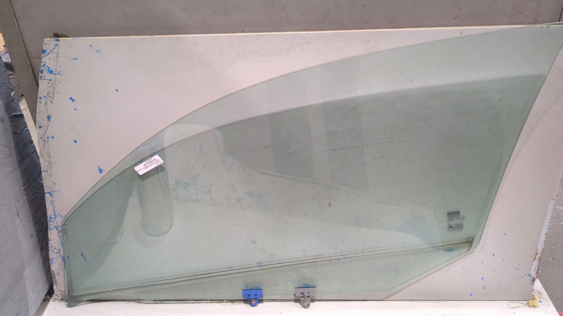 Стекло двери передней правой