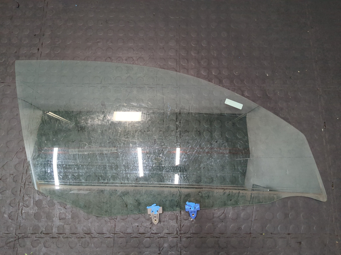 Стекло двери передней правой