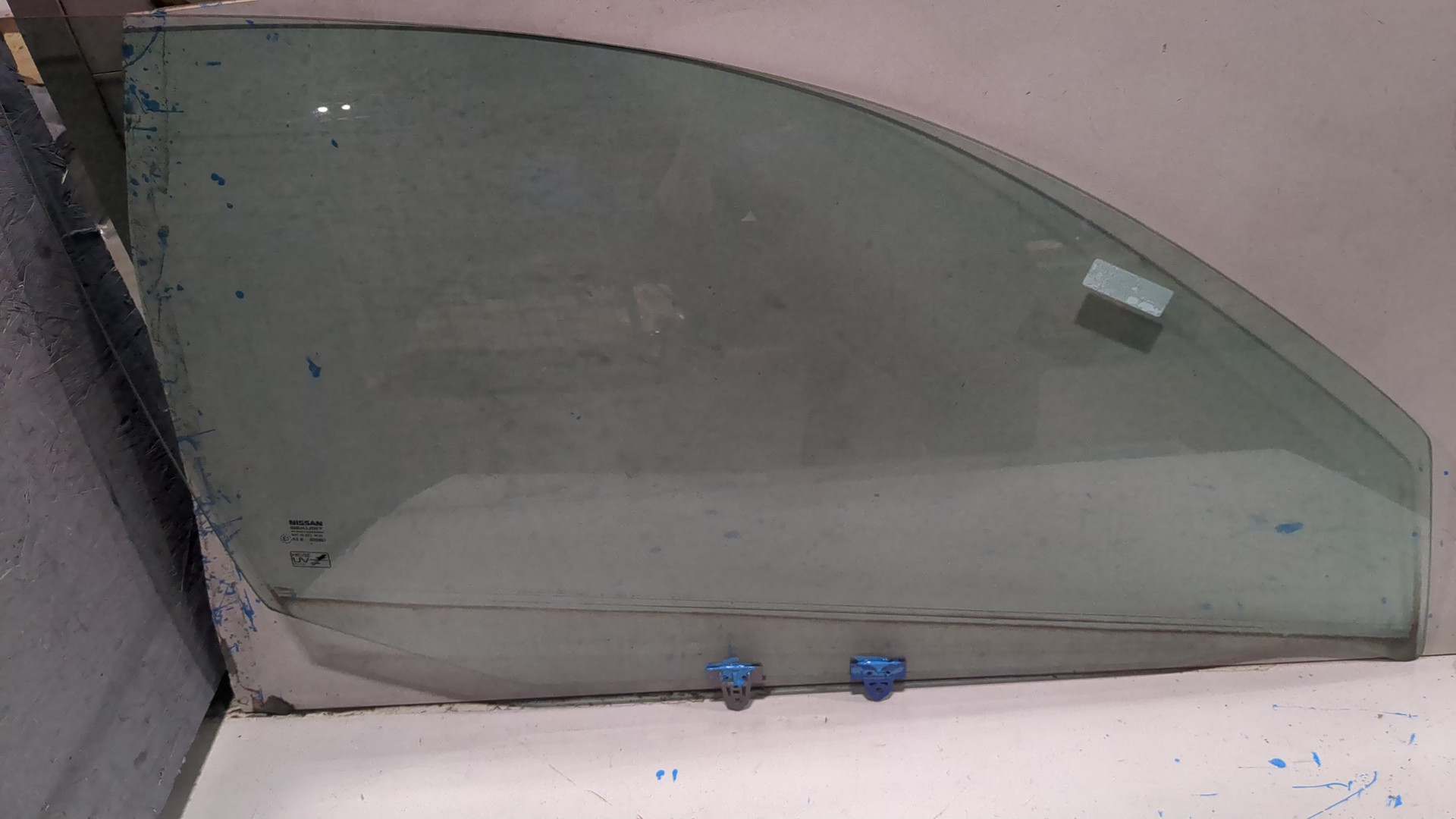 Стекло двери передней правой