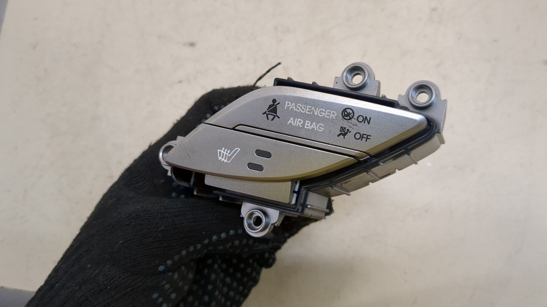 Кнопка обогрева сидений