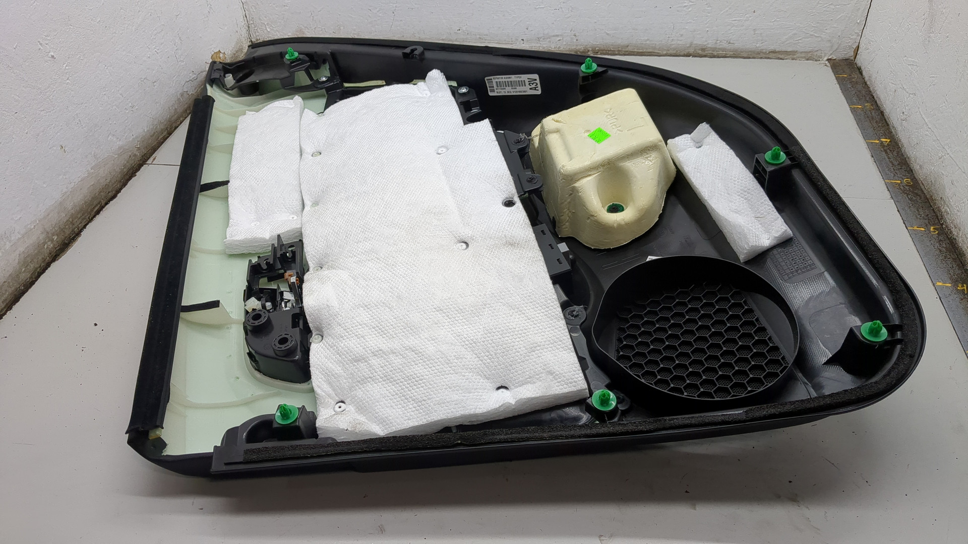 Обшивка двери задней левой