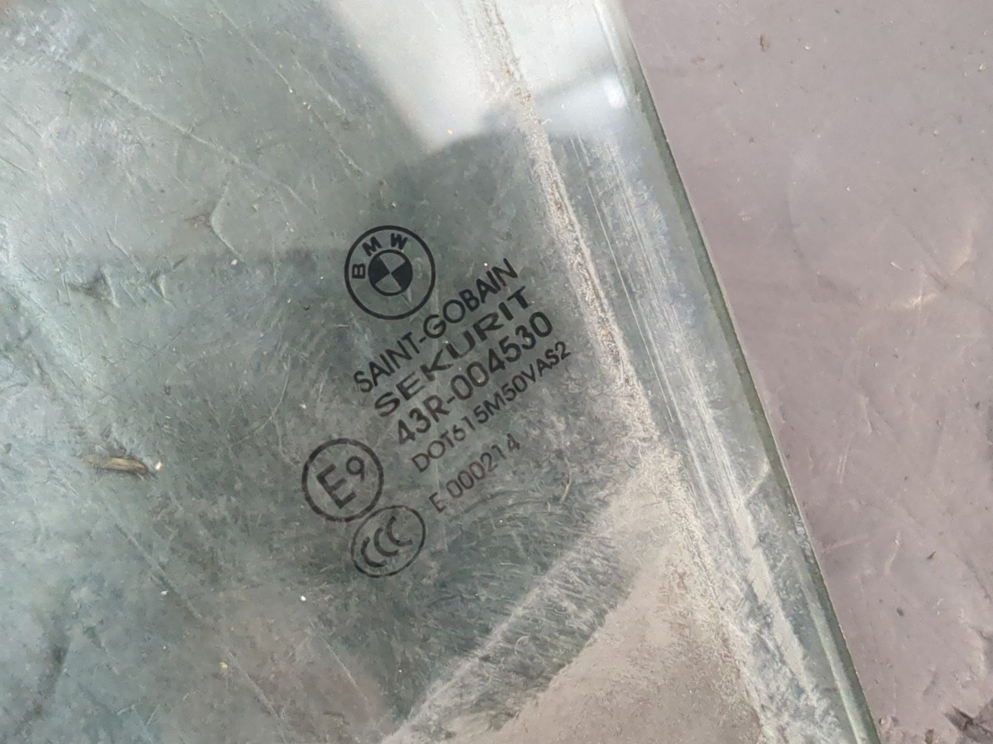 Стекло двери передней левой