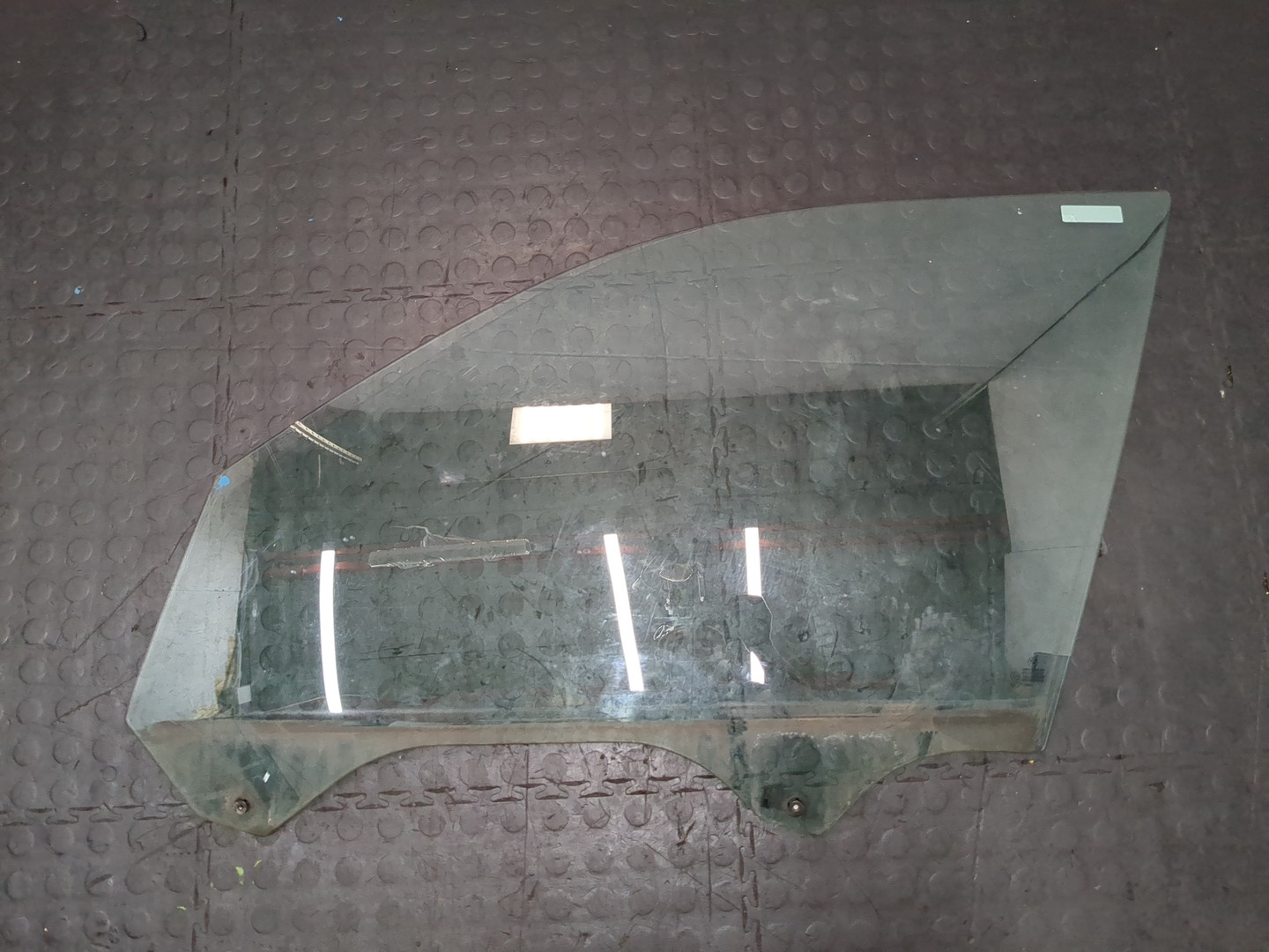 Стекло двери передней левой