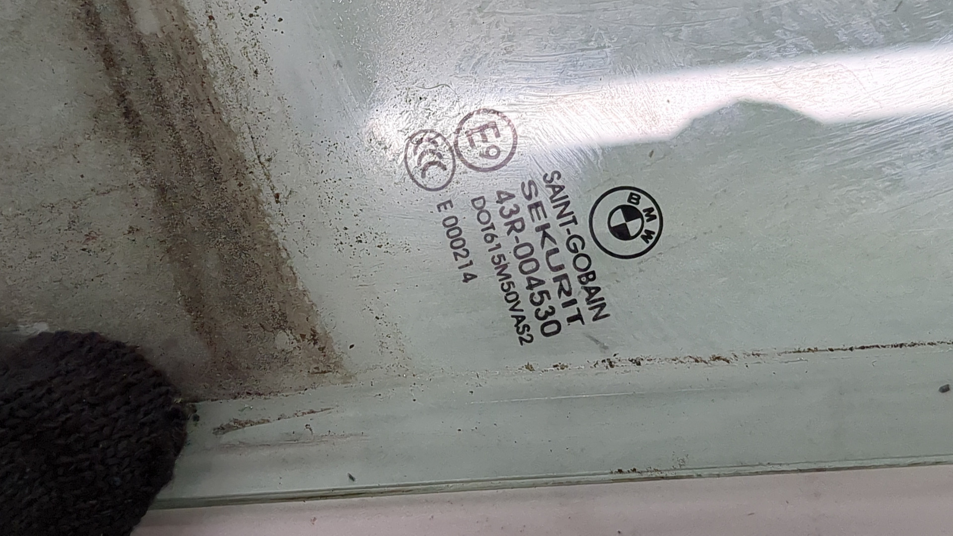 Стекло двери передней левой