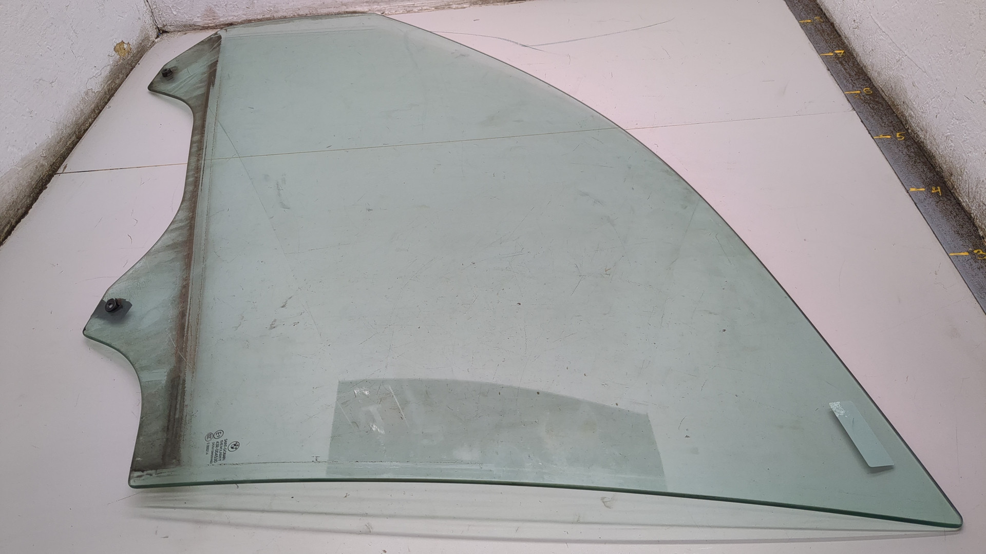 Стекло двери передней левой