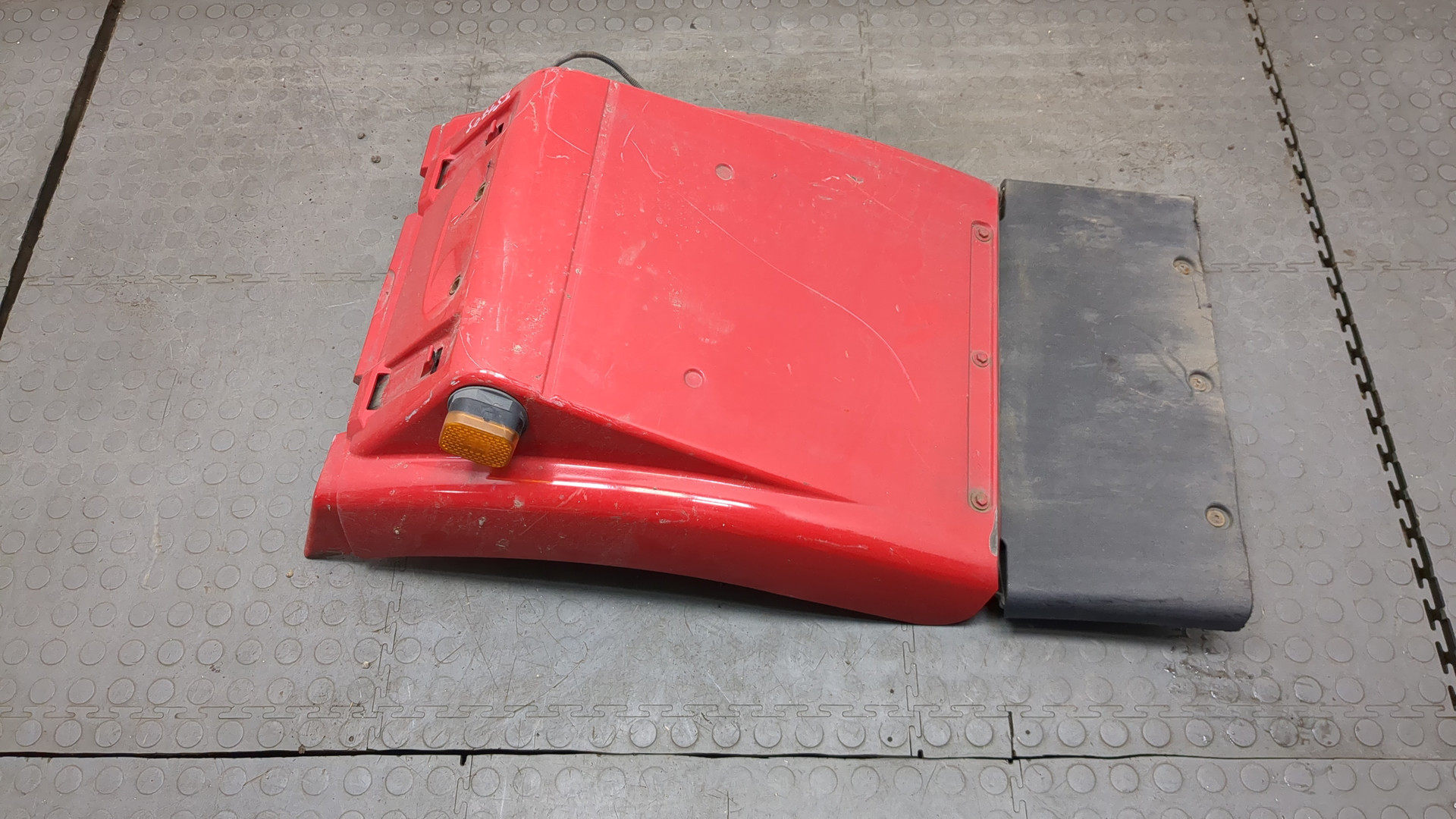 Крыло переднее левое