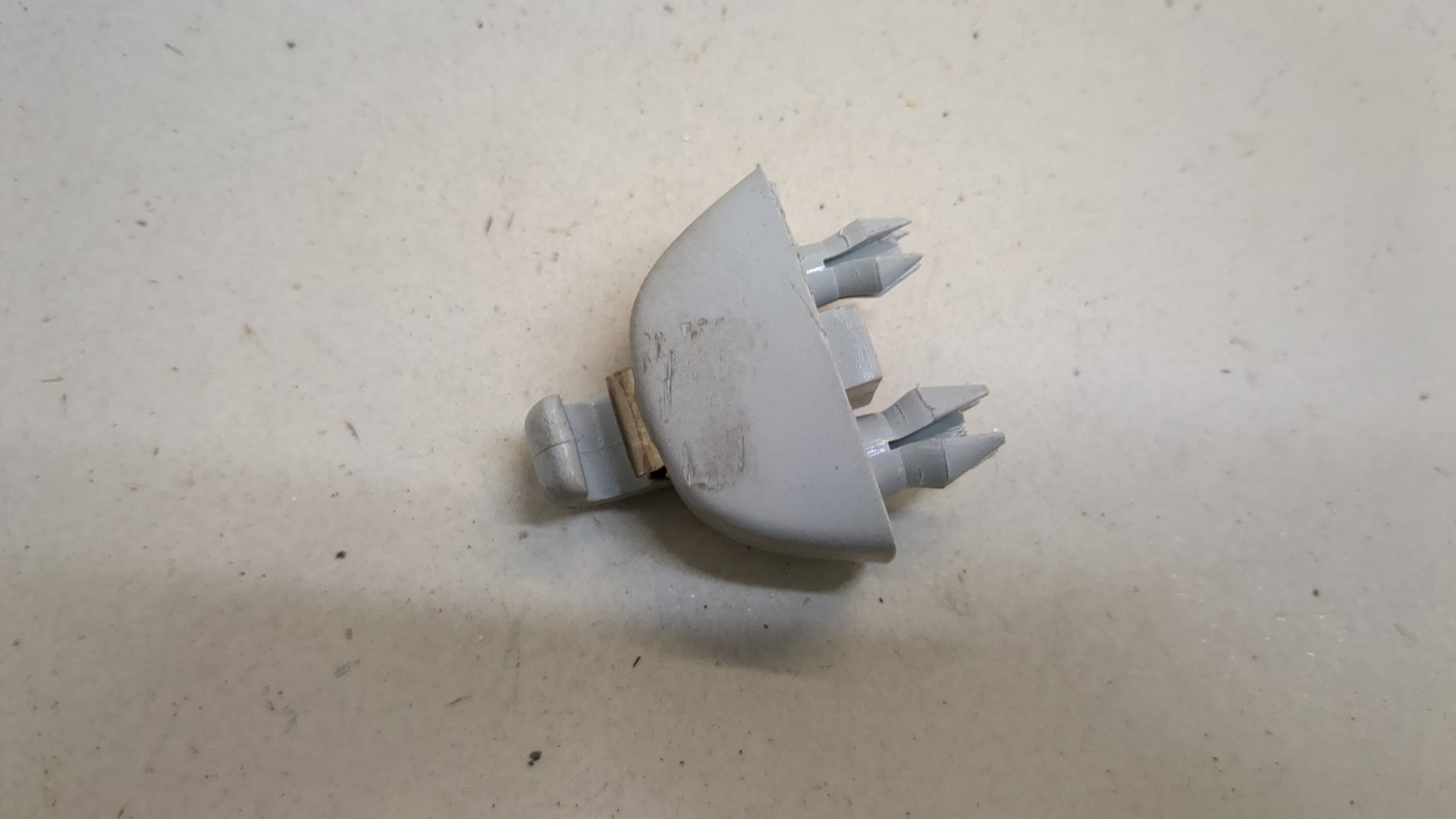 Кронштейн солнцезащитного козырька