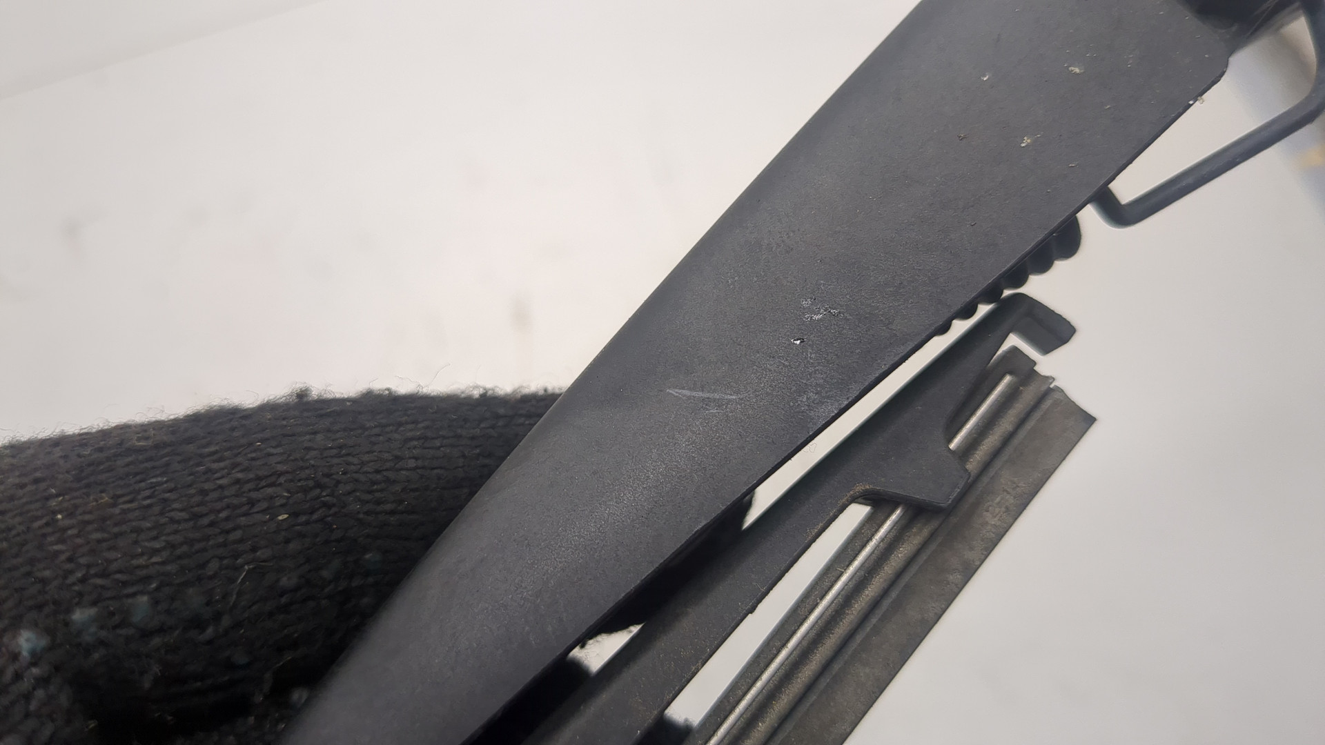 Поводок стеклоочистителя заднего