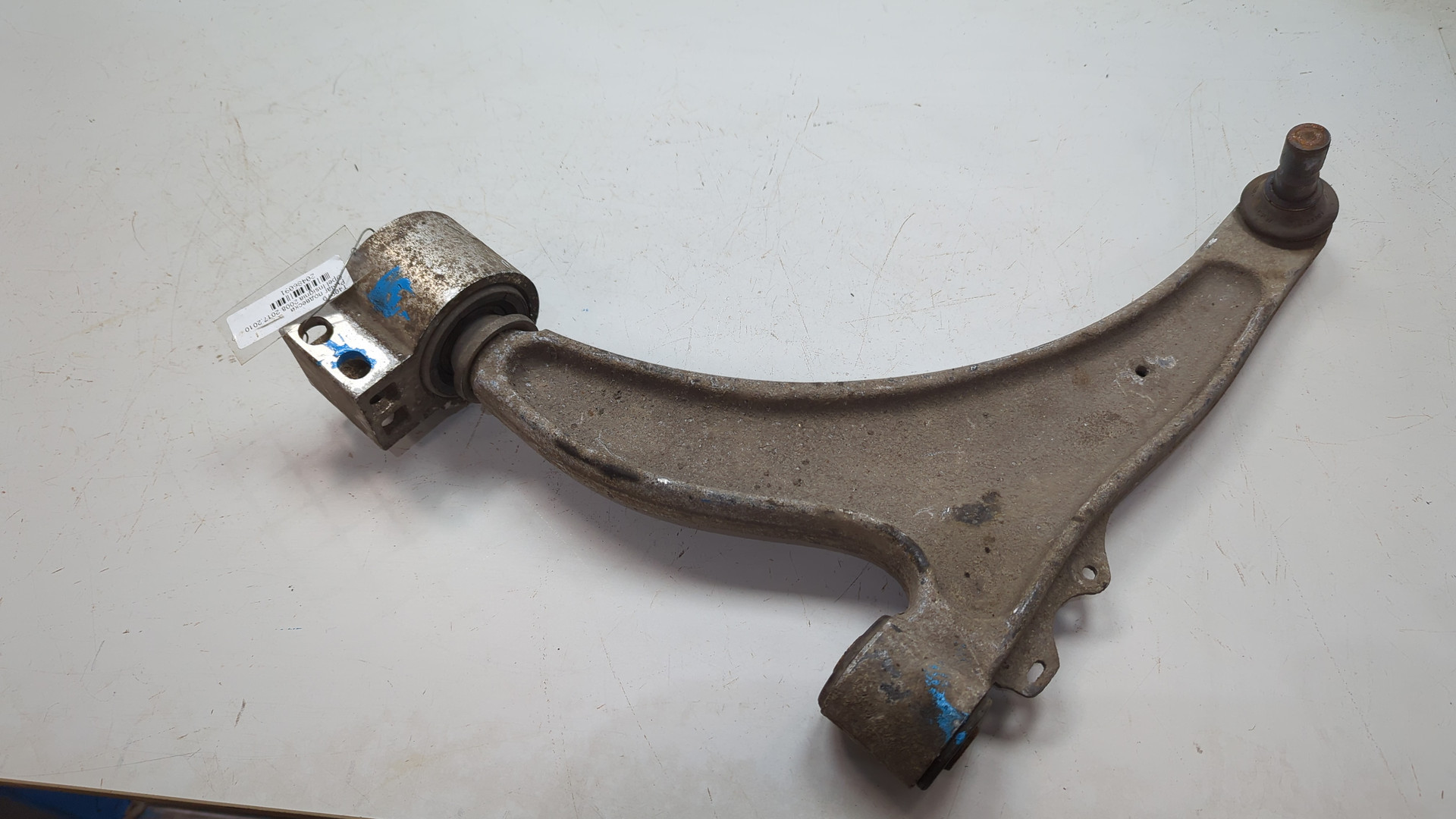 Рычаг передний левый