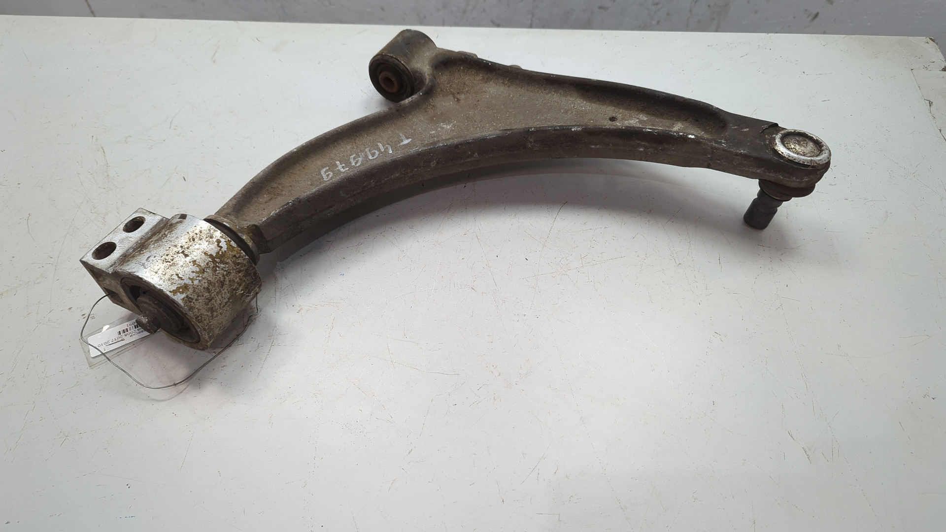 Рычаг передний левый