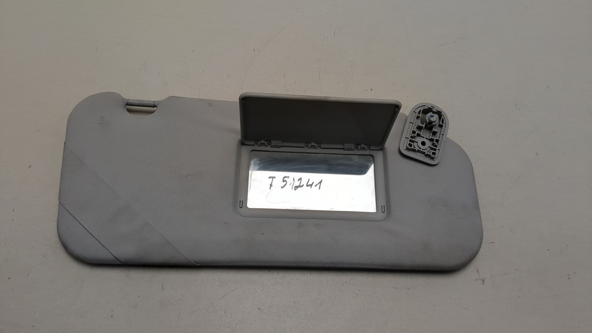 Козырек солнцезащитный