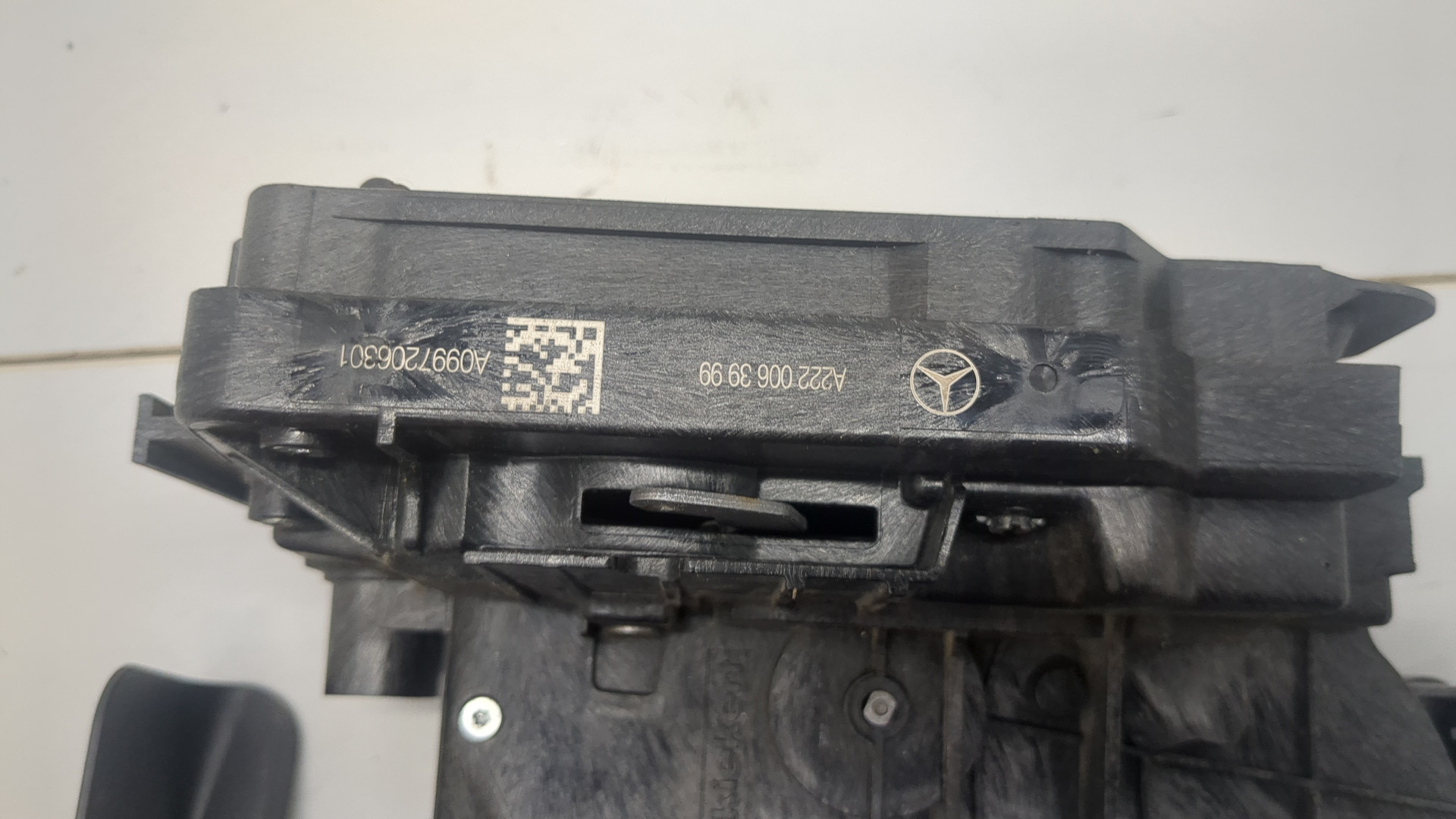 Замок двери передней левой