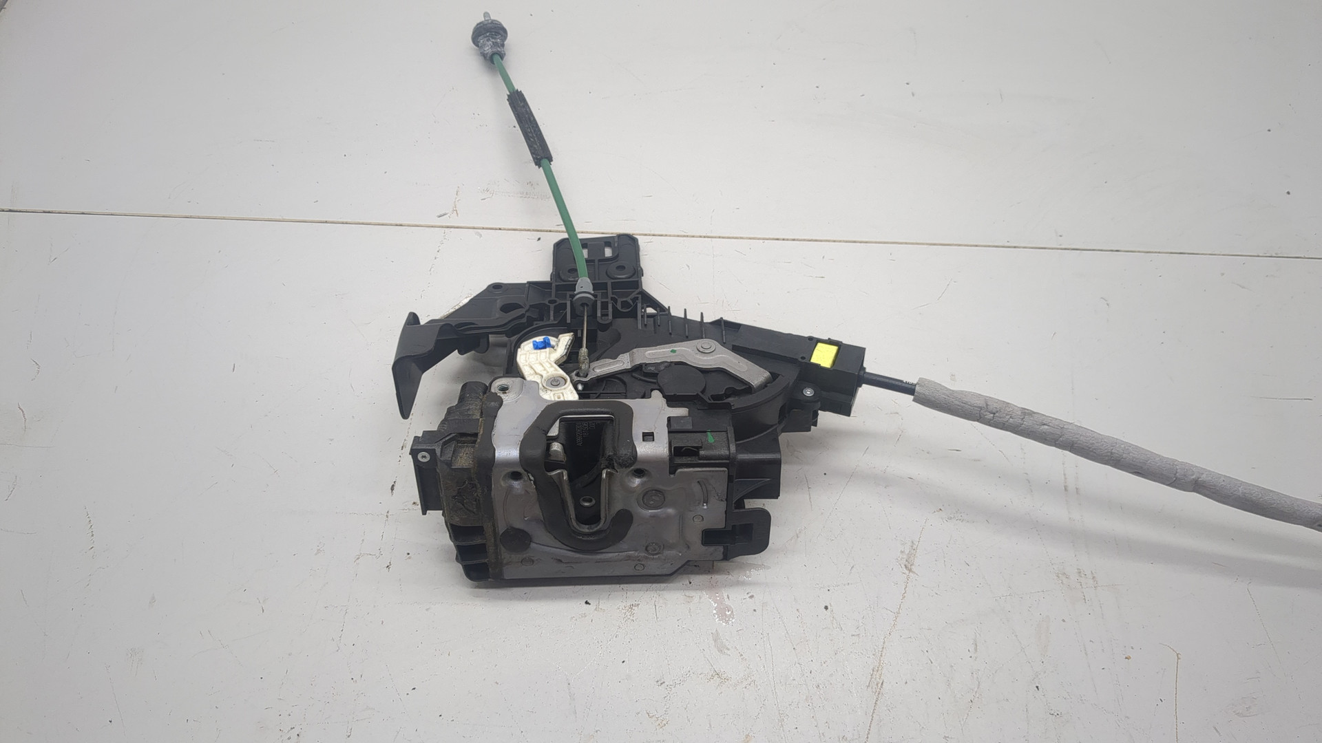 Замок двери передней левой