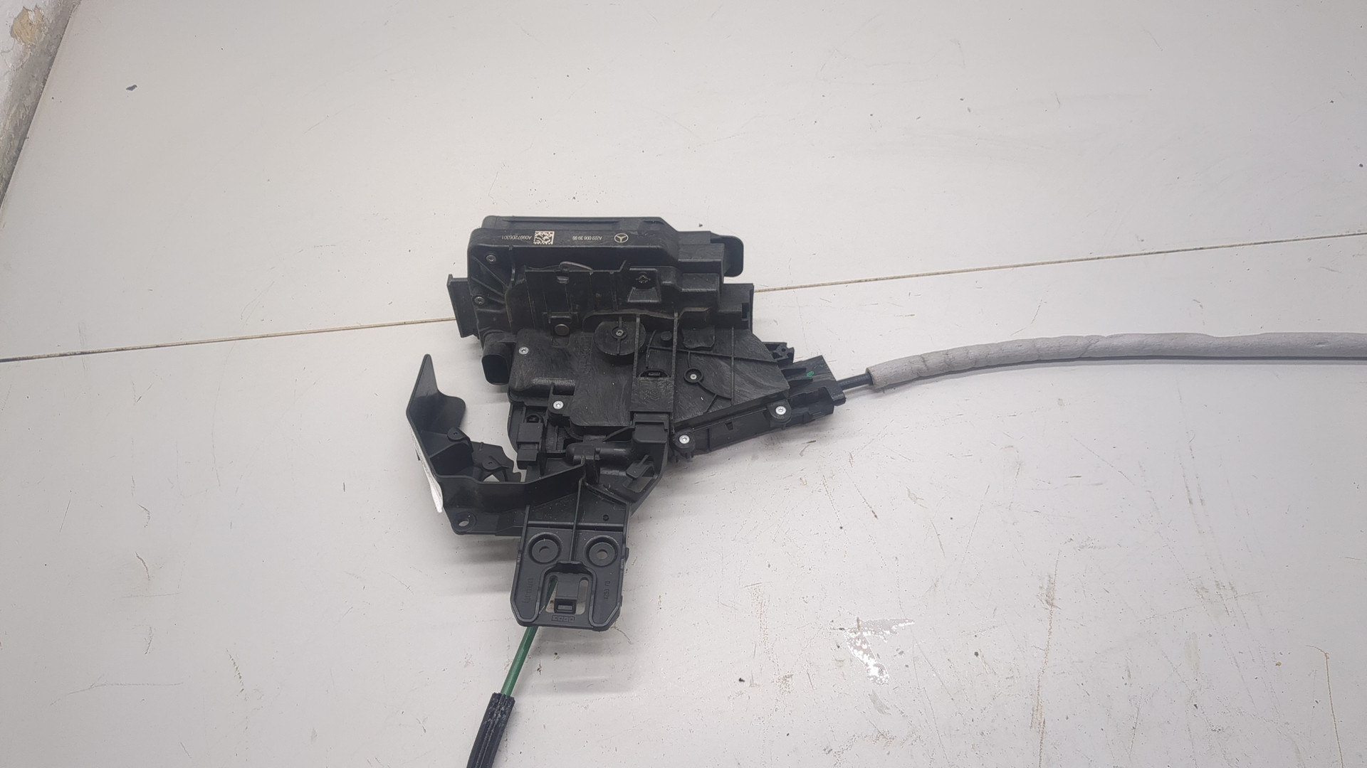 Замок двери передней левой