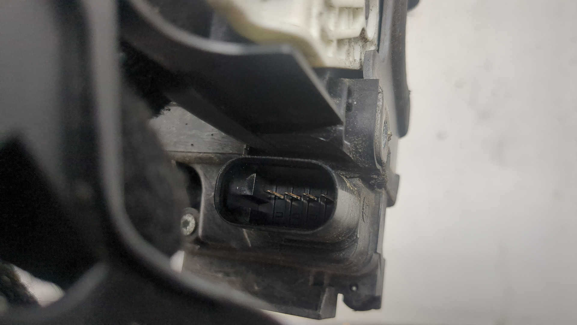 Замок двери передней левой