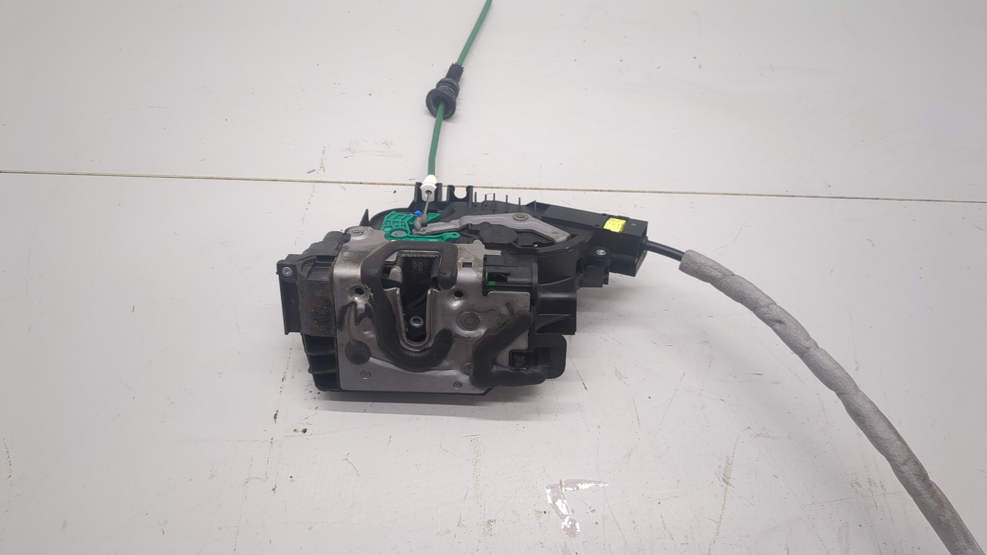 Замок двери задней левой