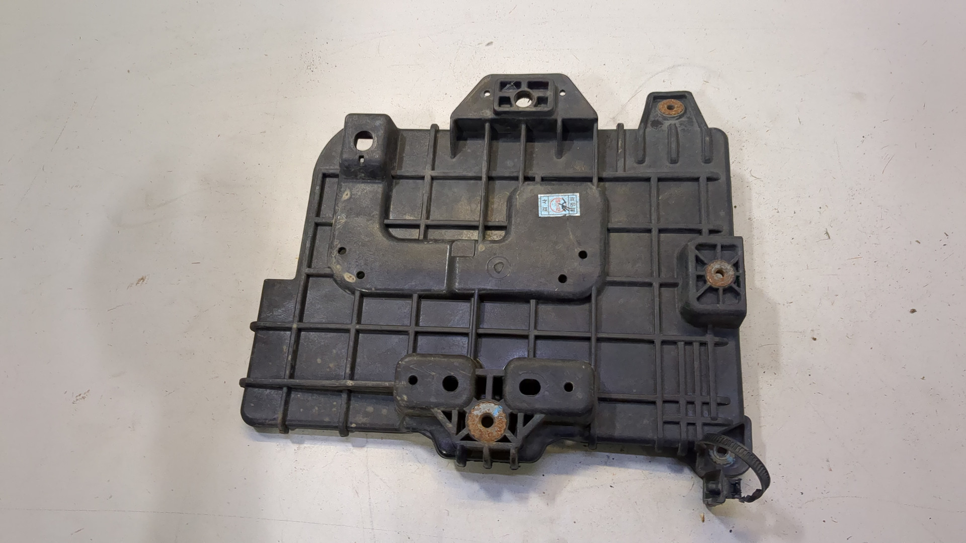 Площадка под аккумулятор (АКБ)