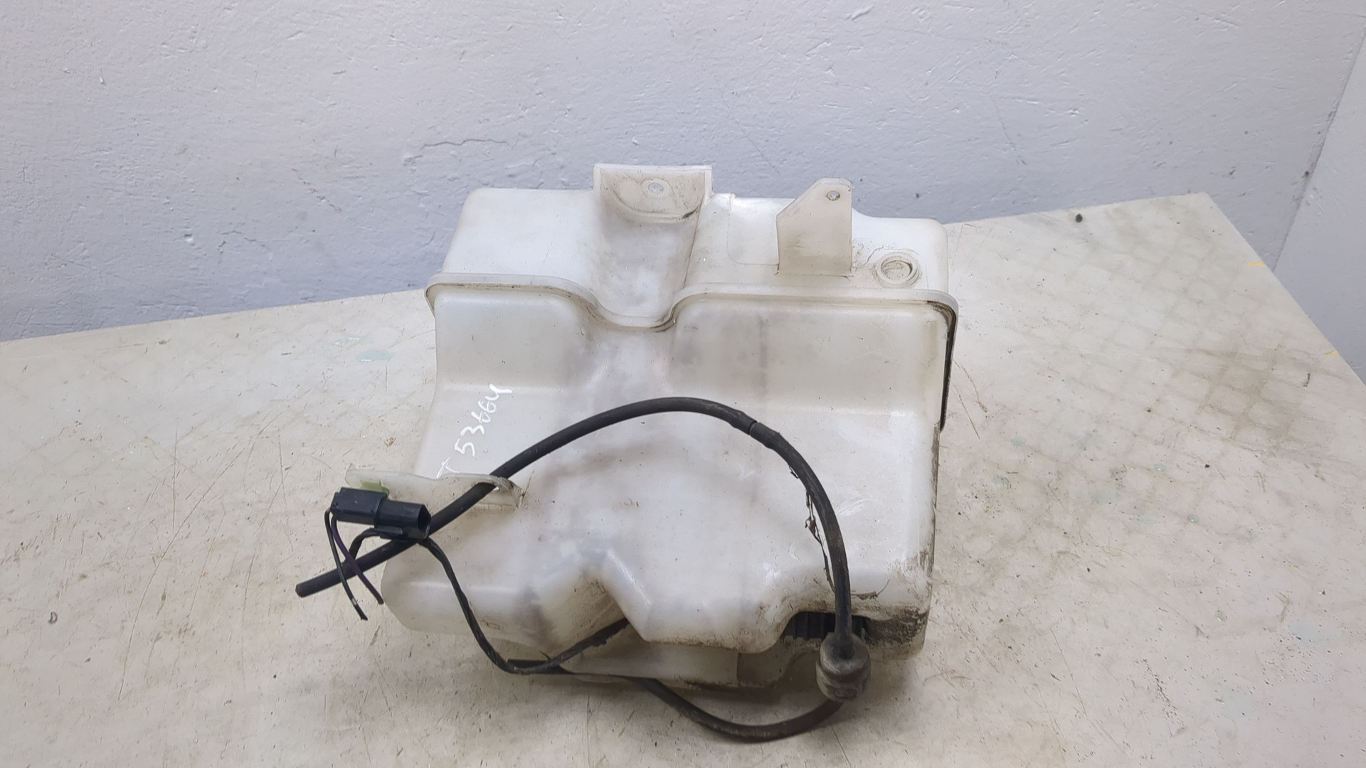 Бачок омывателя лобового стекла