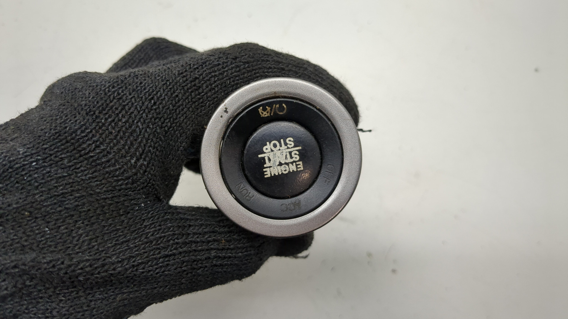 Кнопка запуска двигателя