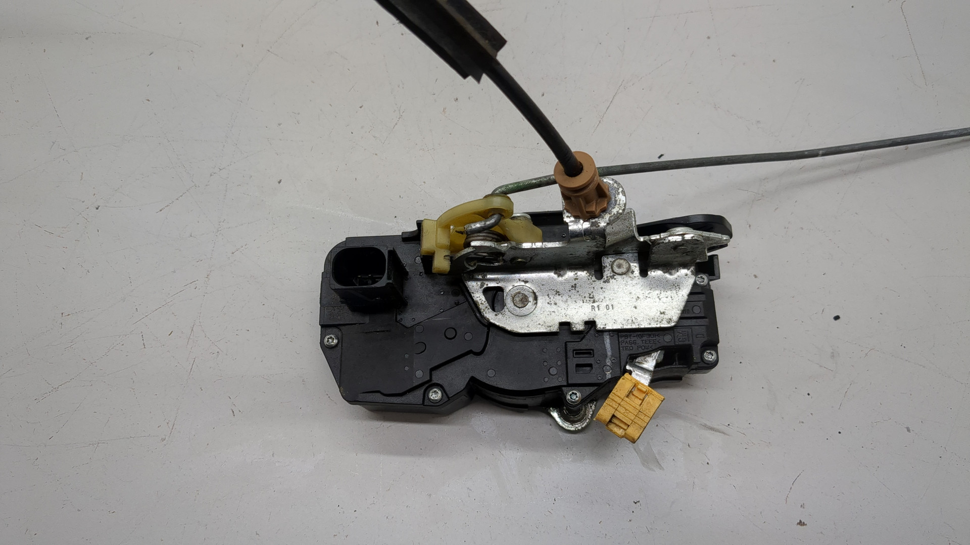 Замок двери передней правой