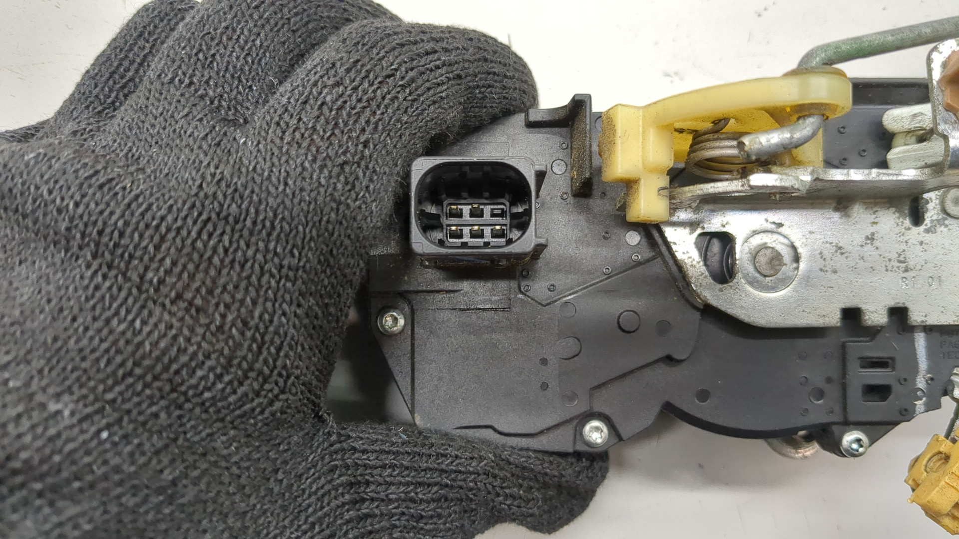 Замок двери передней правой