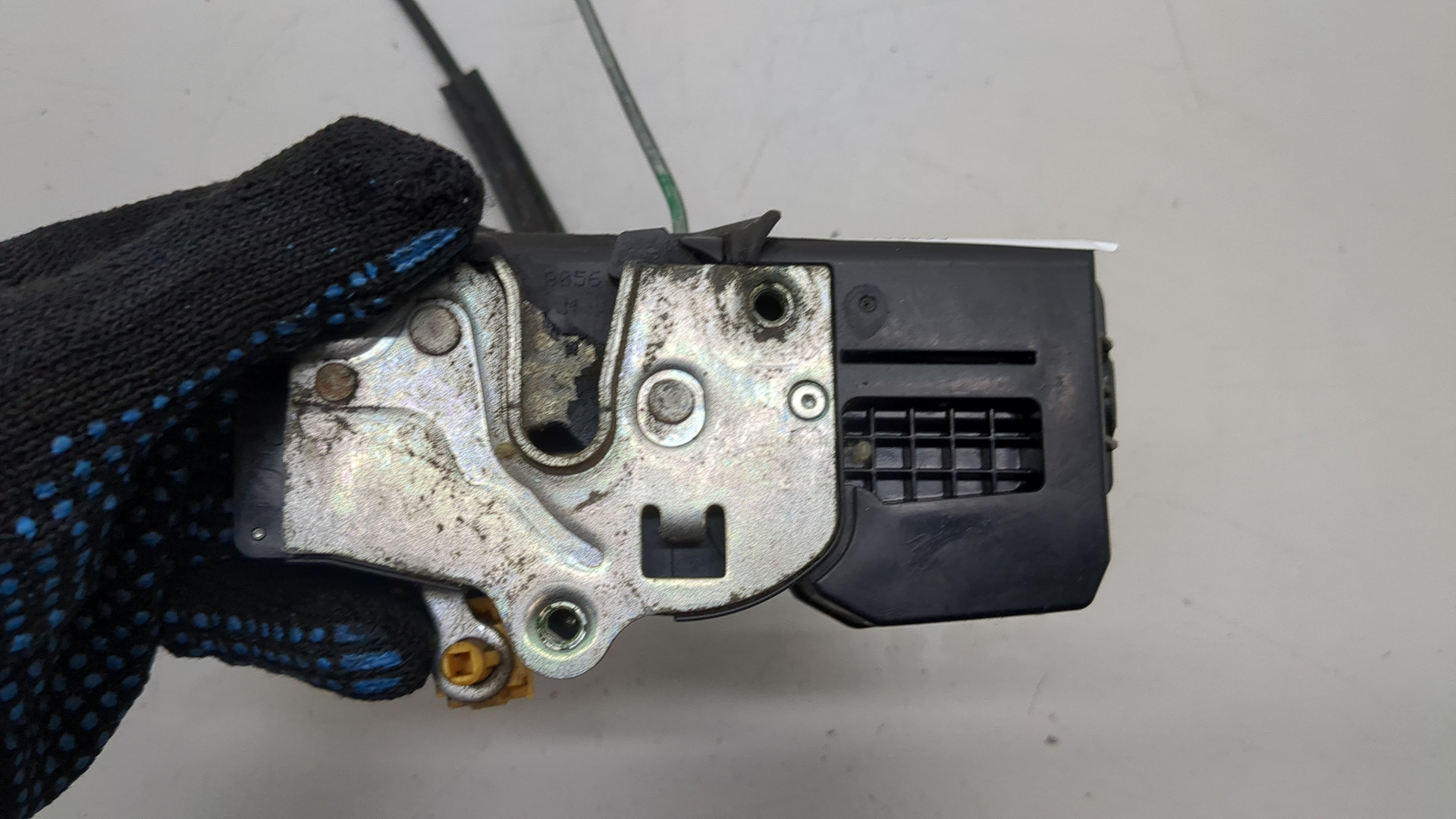 Замок двери передней правой