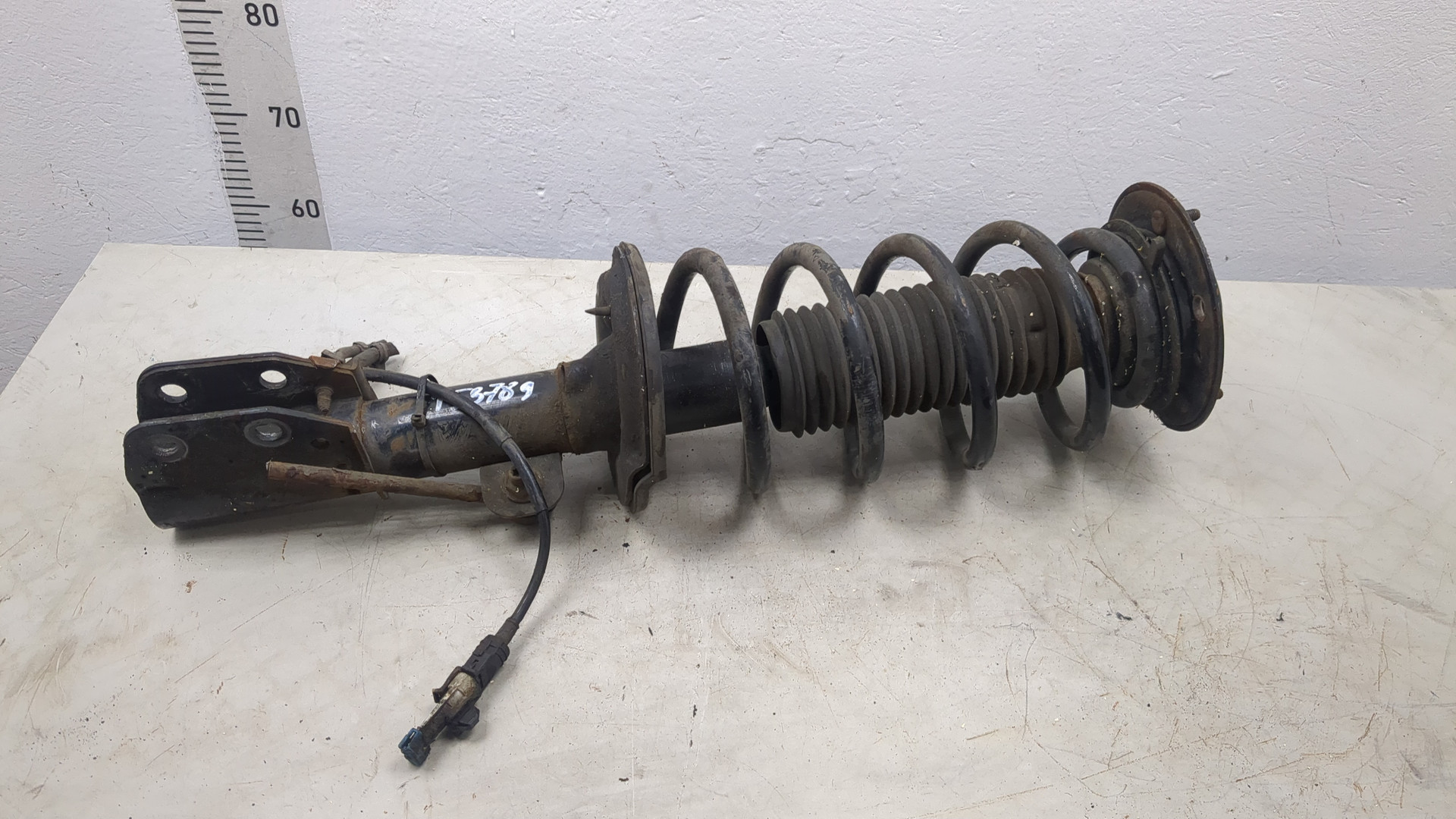 Амортизатор передний левый