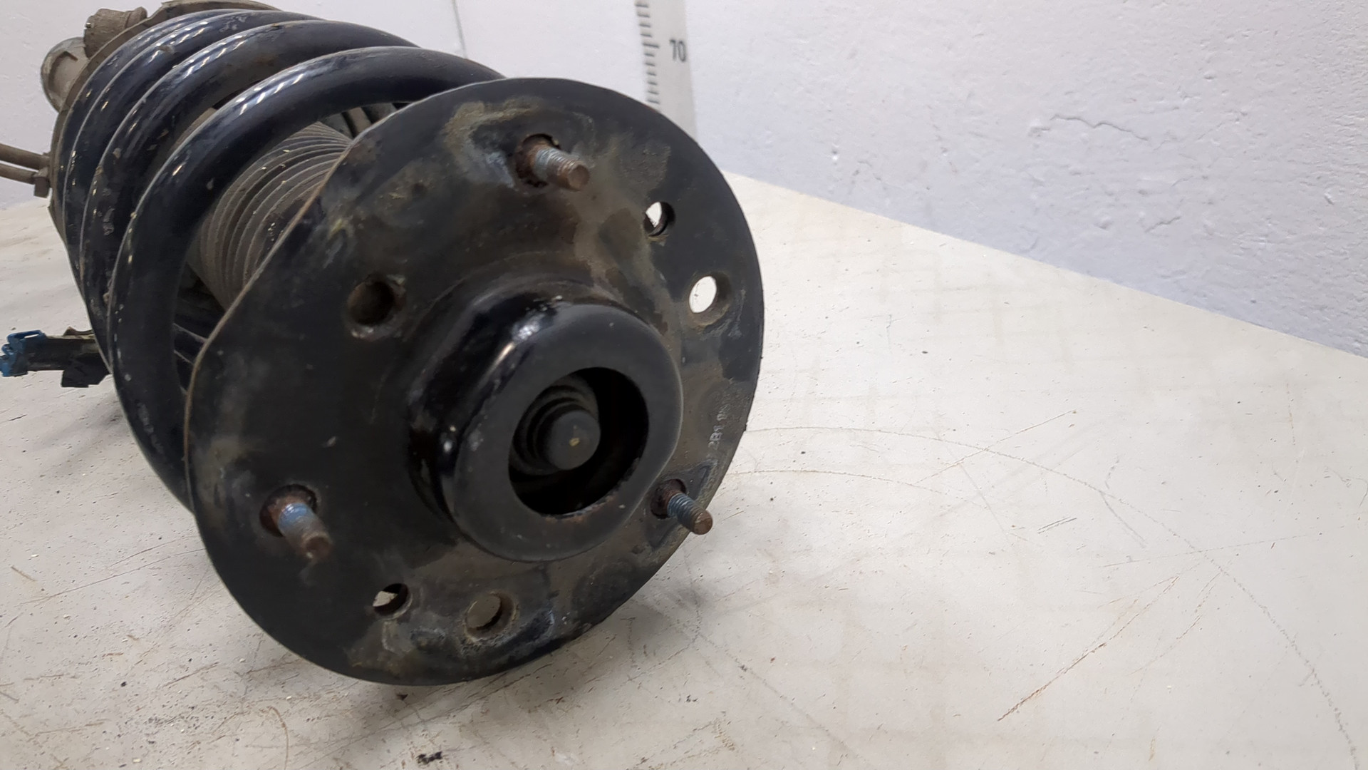 Амортизатор передний левый