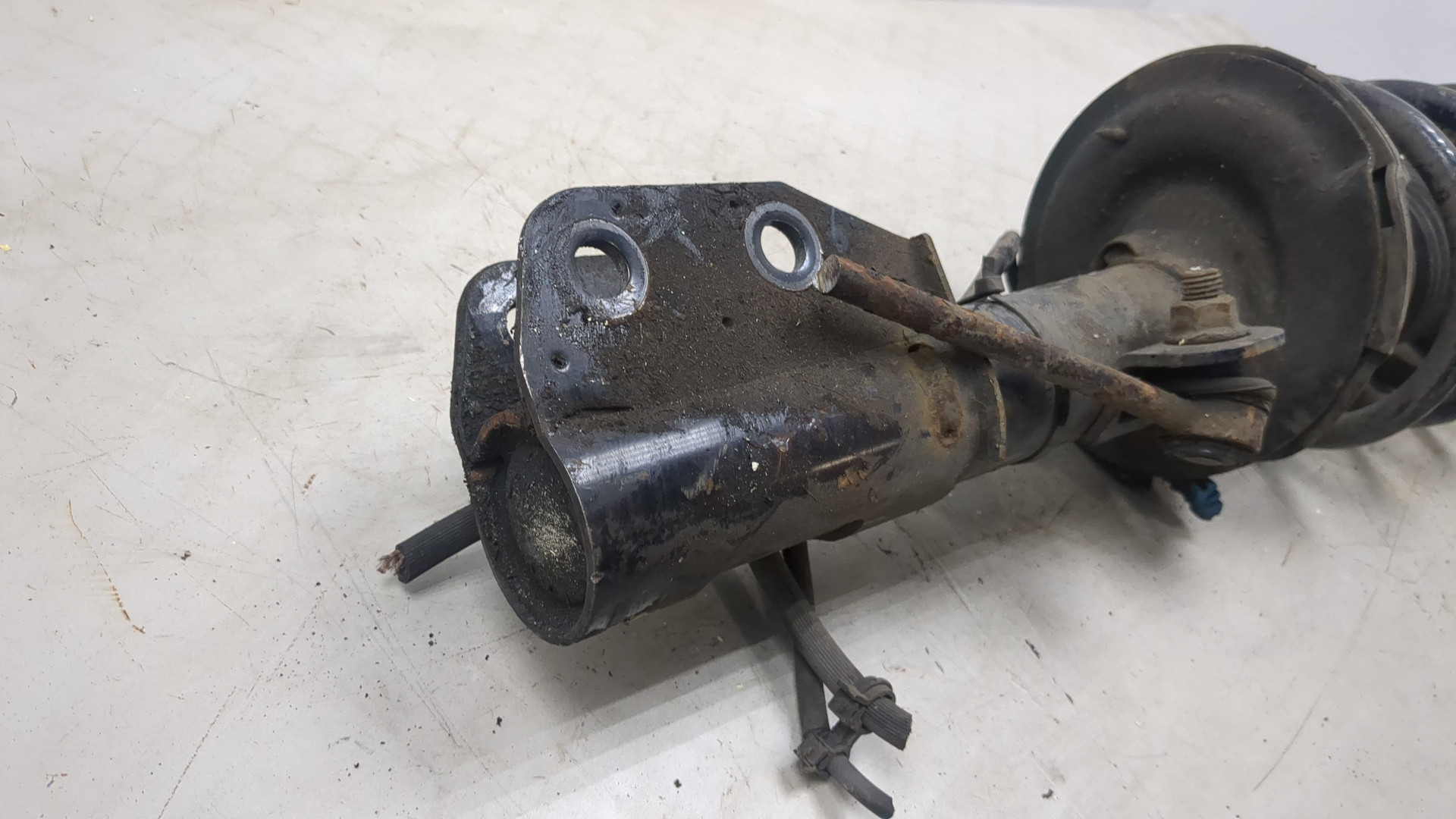 Амортизатор передний левый